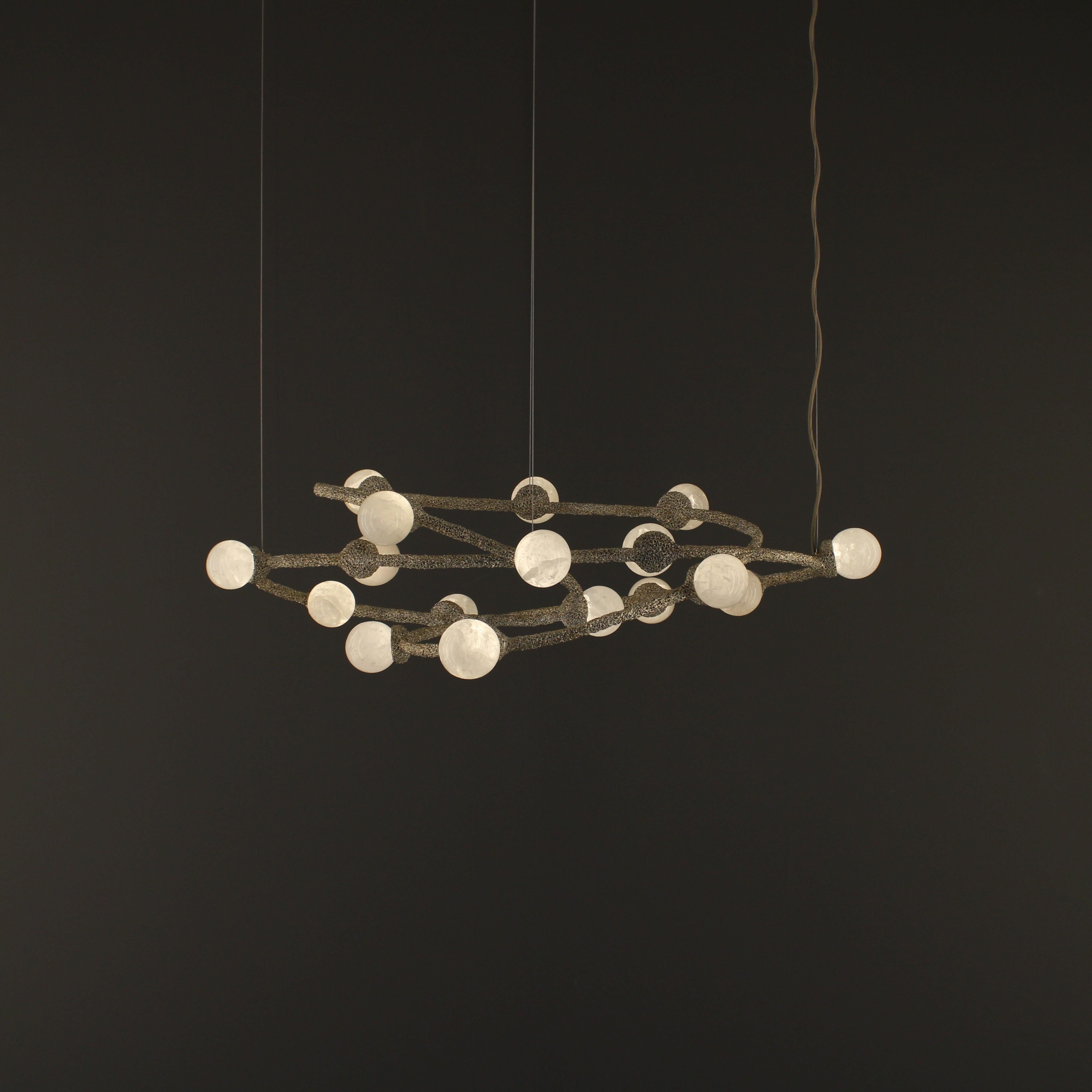 Lampada a sospensione Bubbles II di Aver
Dimensioni: D 59 x L 100 x H 30 cm. 
Materiali: Vetro, metallo, cristalli e quarzo bianco.

Disponibile in diverse finiture. Tutte le nostre lampade possono essere cablate a seconda del Paese. Se viene