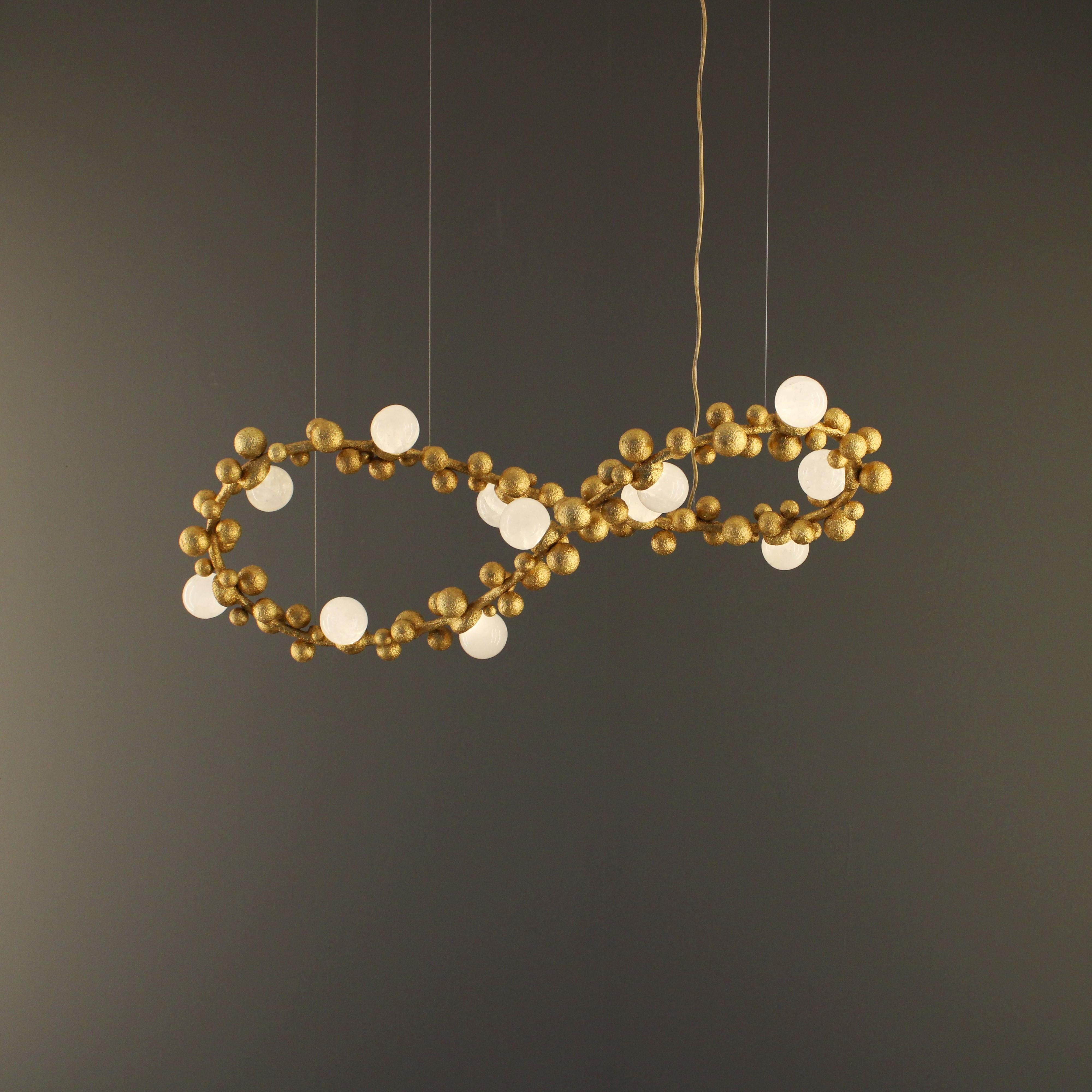 Lámpara colgante Bubbles by Aver
Dimensiones: P 45 x An 117 x Al 33 cm. 
Materiales: Vidrio, metal, cristales y cuarzo blanco.

Disponible en distintos acabados. Todas nuestras lámparas pueden cablearse según cada país. Si se vende a EE.UU., se