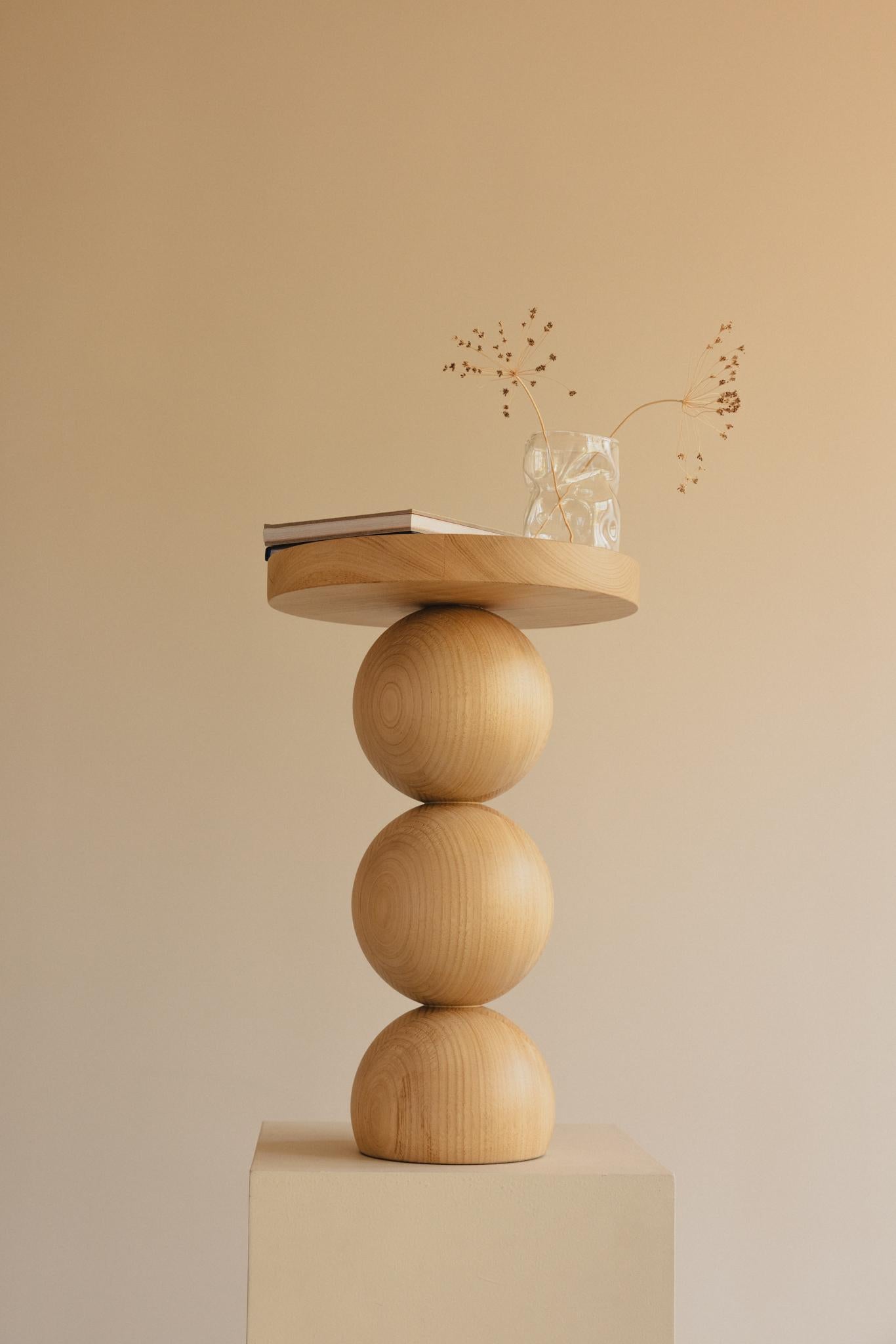 Ajoutez une touche de charme contemporain à votre espace avec la table d'appoint Bubbles, une pièce méticuleusement fabriquée à Barcelone. Inspirée du vase à bulles emblématique, cette table fusionne la simplicité avec une esthétique moderne.