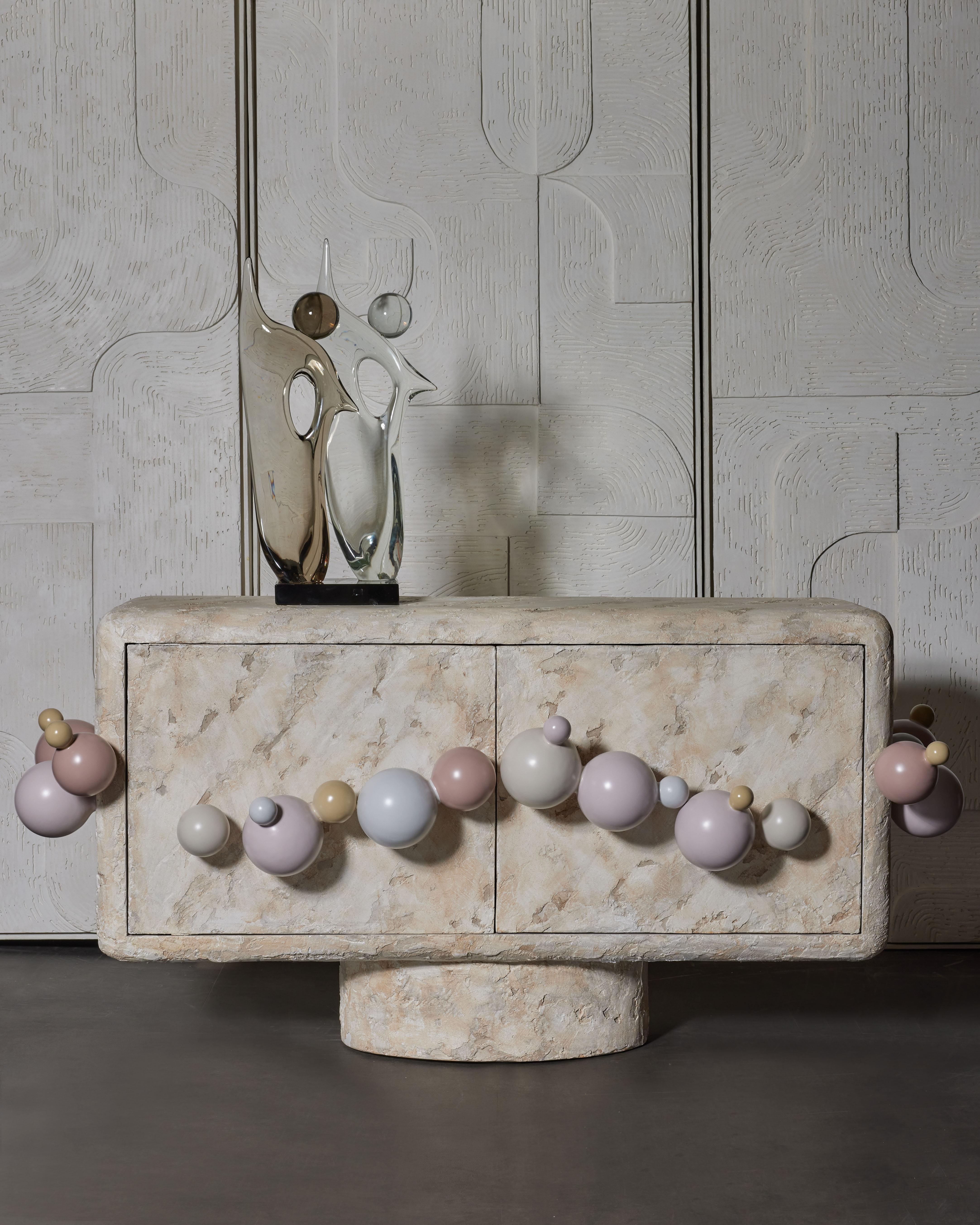 2 doors sideboard in plaster, resin et travertine stone powder. Wooden structure.
Signed piece by the artist Nicolet for the Galerie Glustin.
France, 2023.