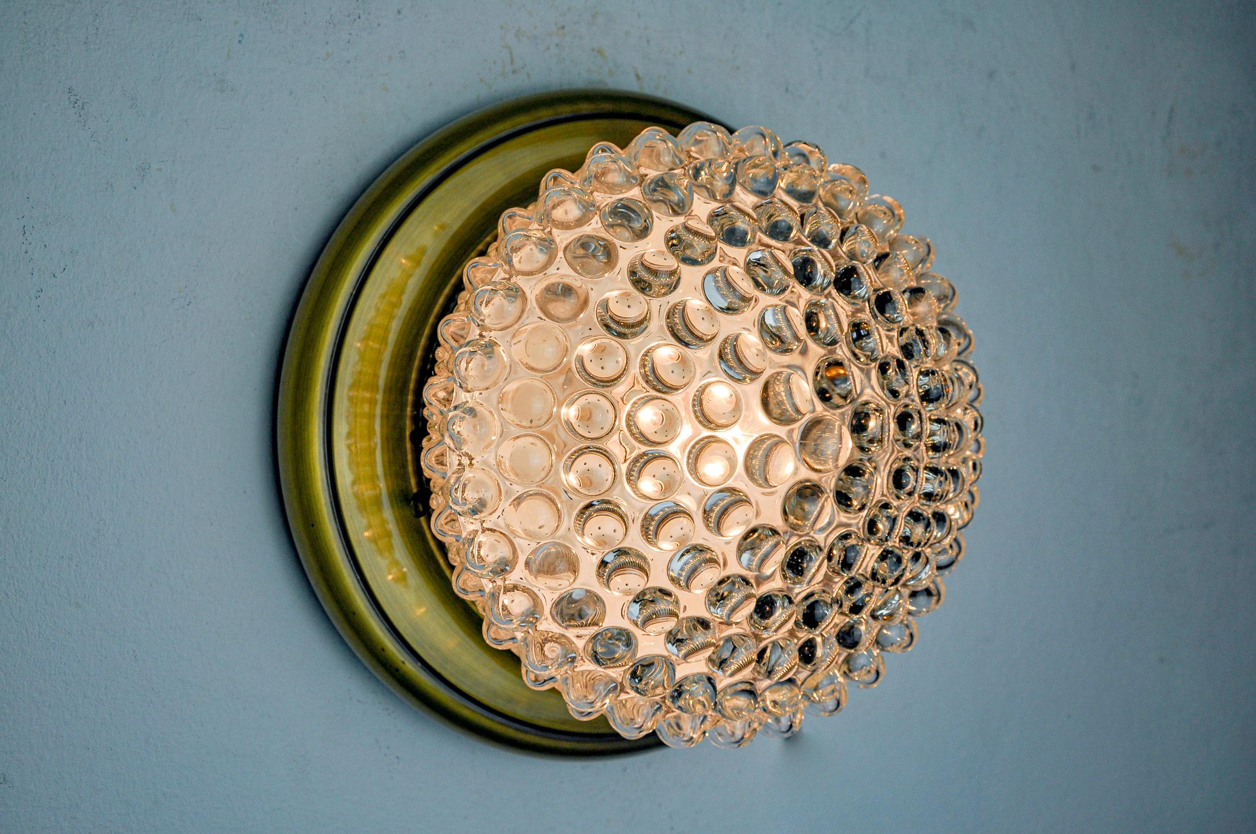 Magnífico y gran aplique burbuja diseñado y fabricado por Limburg en Alemania en la década de 1970. Estructura de metal dorado que sostiene un globo de cristal soplado a mano llamado 