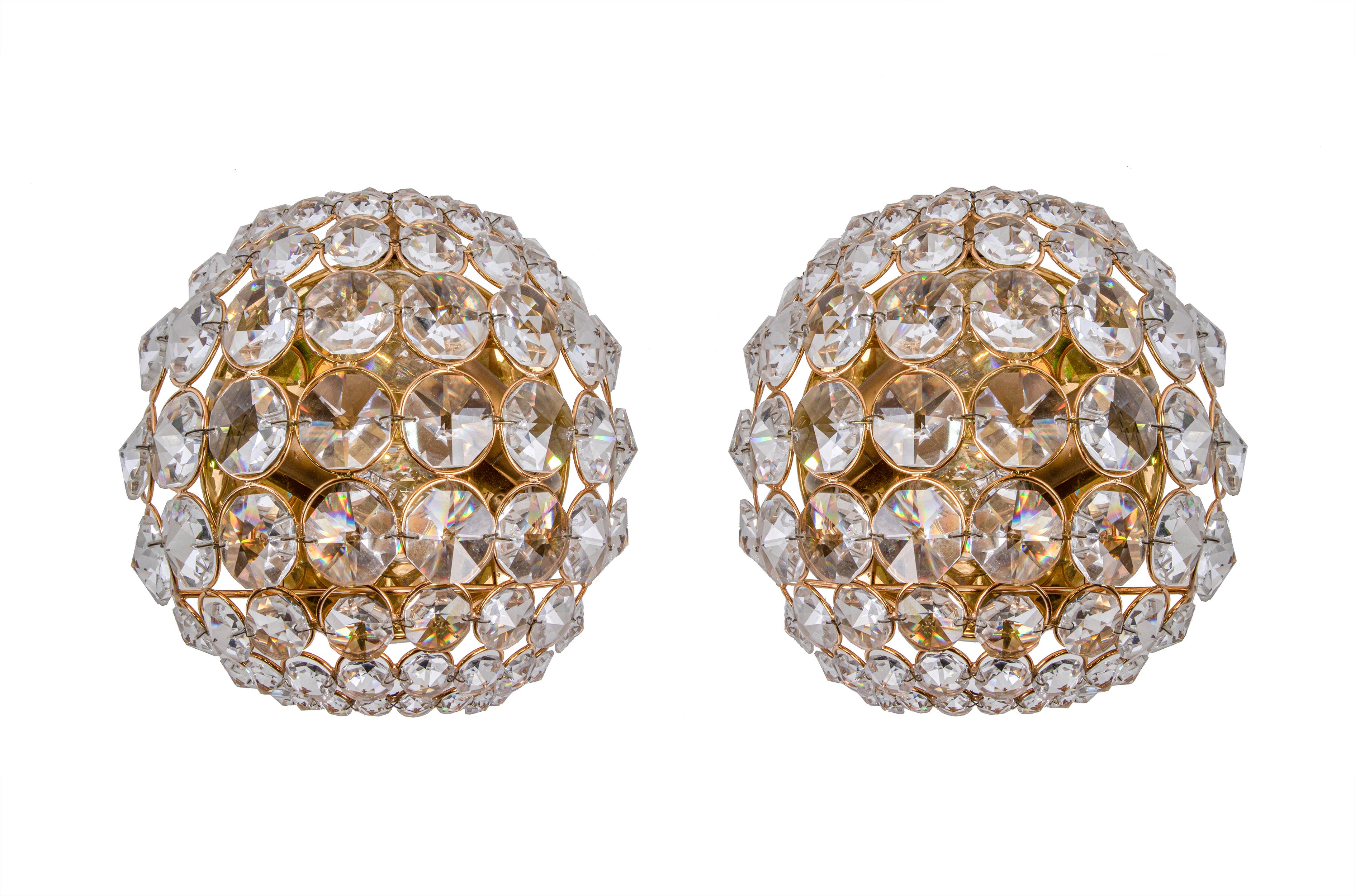 Lovely and extraordinary wall sconces with a 14-carat gold-plated brass frame and Swarovski crystal bubbles. These lamps have an incomparable unique character. A touch of luxury fills the room. Manufactured by Palwa (Palme & Walter), Germany in the