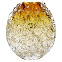 Bubblewrap in Amber to Ombre, vaso ovale in vetro soffiato a mano di Allister Malcolm