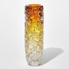 Bubblewrap in Golden Ascent, un vase en verre ambré et transparent d'Allister Malcolm