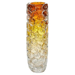 Bubblewrap in Golden Ascent, un vaso in vetro ambrato e trasparente di Allister Malcolm