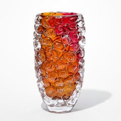 Bubblewrap Radiant, un vase en verre soufflé orange et rose d'Allister Malcolm
