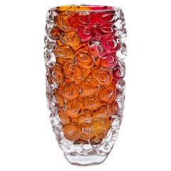Bubblewrap Radiant, un vaso in vetro soffiato a mano arancione e rosa di Allister Malcolm