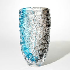 Bubblewrap Veiled Depths, vase en verre gris, transparent et aqua d'Allister Malcolm