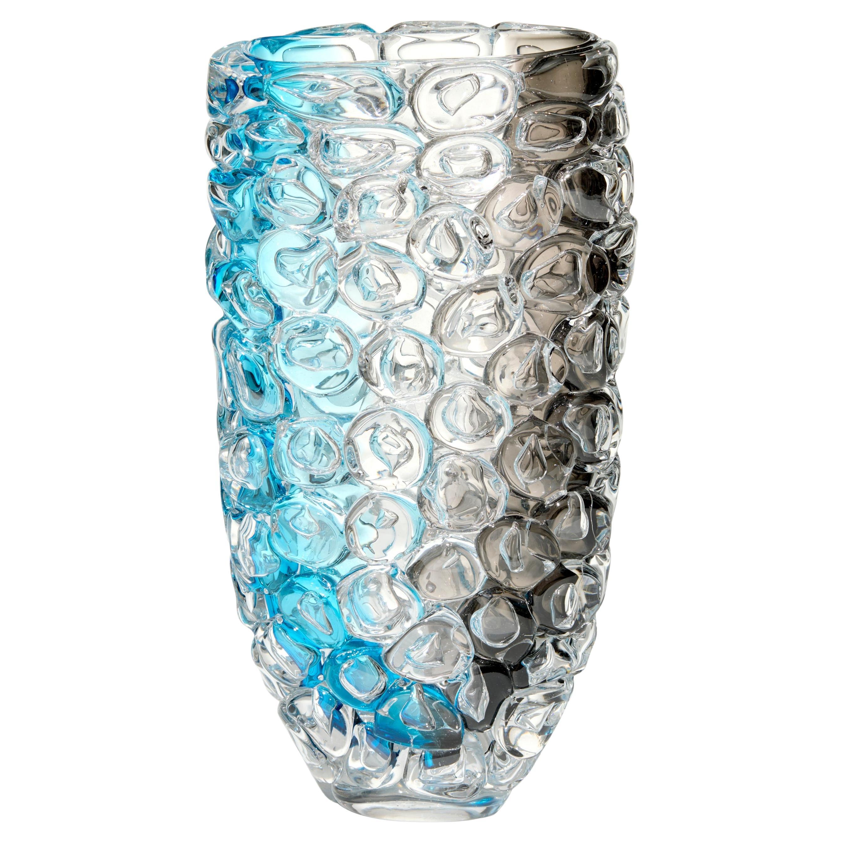 Bubblewrap Veiled Depths, jarrón de cristal gris, transparente y aguamarina de Allister Malcolm