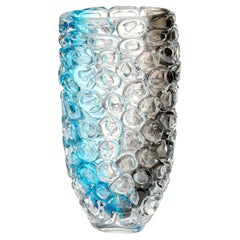 Bubblewrap Veiled Depths, vaso in vetro grigio, trasparente e acqua di Allister Malcolm