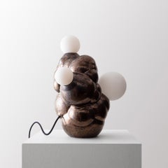 Lámpara de sobremesa de cerámica botrioidal burbujeante con esmalte personalizado en bronce de Forma Rosa Studio