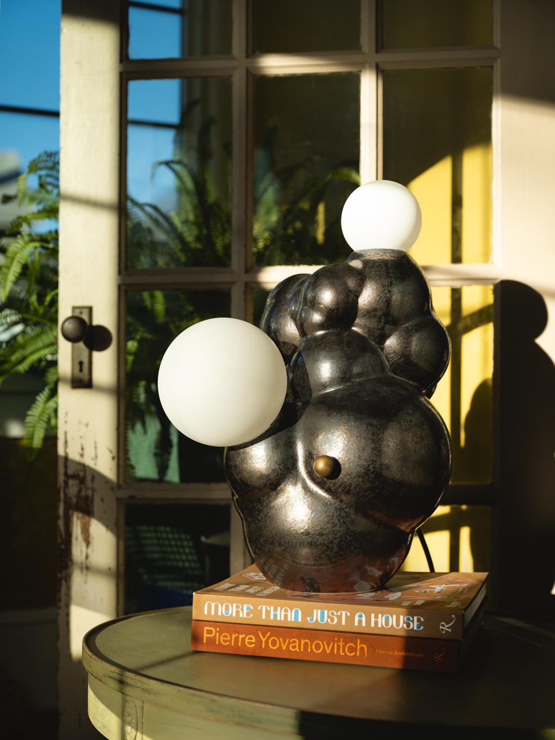 XXIe siècle et contemporain Lampe de table en céramique bubbly Botryoidal en bronze émaillé sur mesure par Forma Rosa Studio en vente