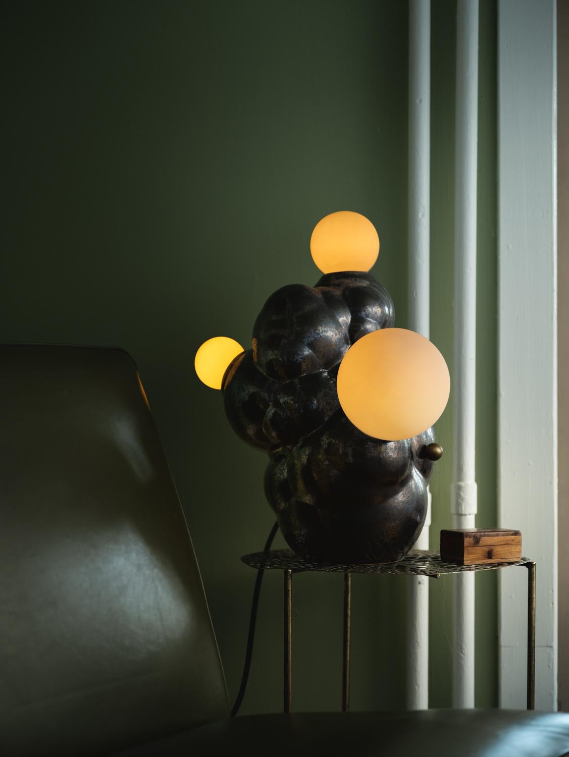 Laiton Lampe de table en céramique bubbly Botryoidal en bronze émaillé sur mesure par Forma Rosa Studio en vente