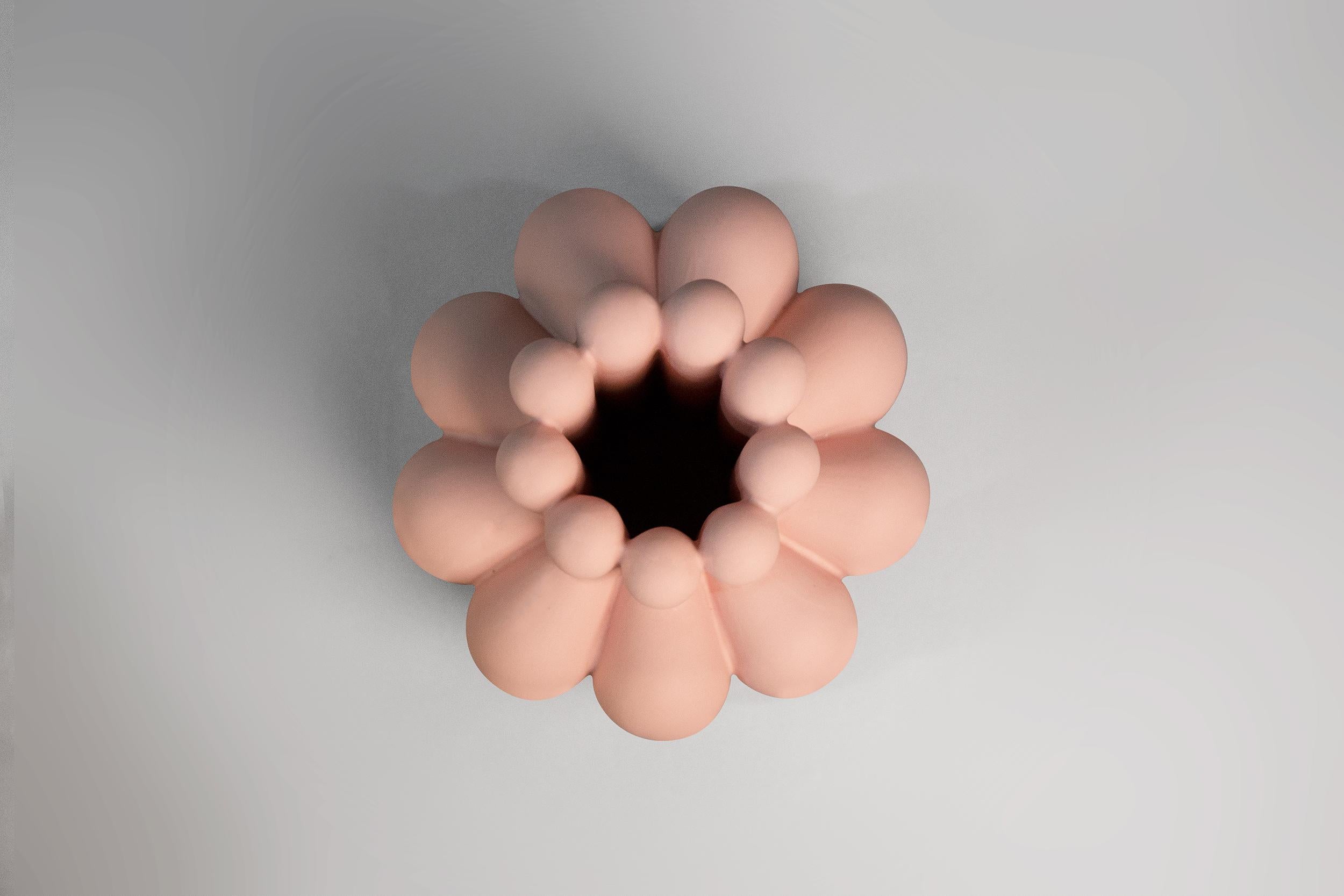 Bubu-Vase, Porzellan, organisch, rosa Farbe, auf Lager von Lara Bohinc  (Moderne) im Angebot