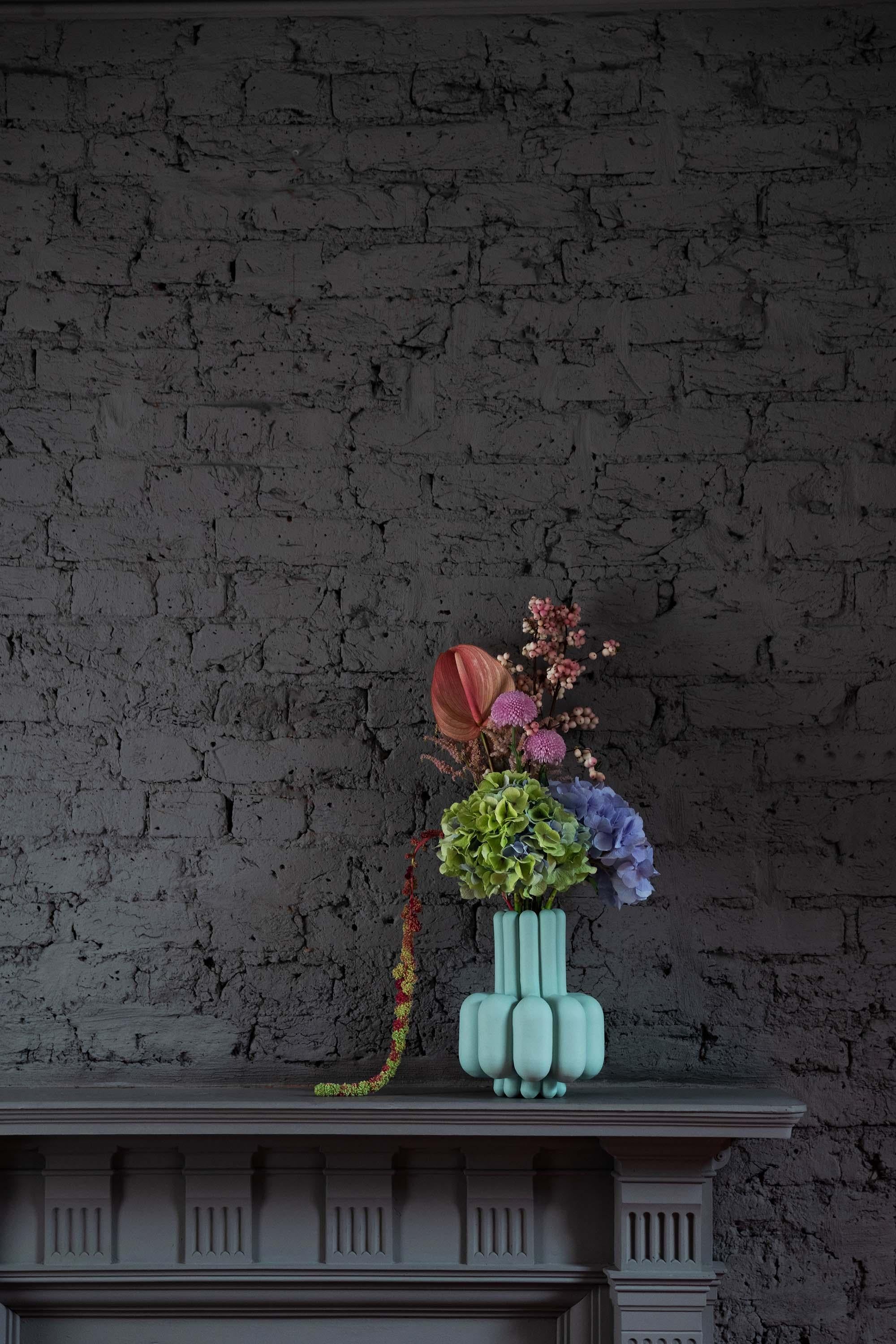 Bubu-Vase, Porzellan, organisch, rosa Farbe, auf Lager von Lara Bohinc  (21. Jahrhundert und zeitgenössisch) im Angebot