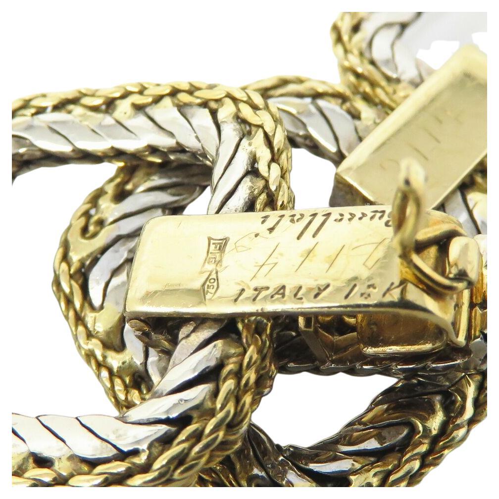 Scopri l'eleganza della nostra splendida collana, con un'impressionante lunghezza di 16 pollici e una larghezza di 25 mm.

Realizzato con precisione e marchiato BUCCELLATI, questo squisito pezzo mette in mostra la rinomata qualità dell'artigianato