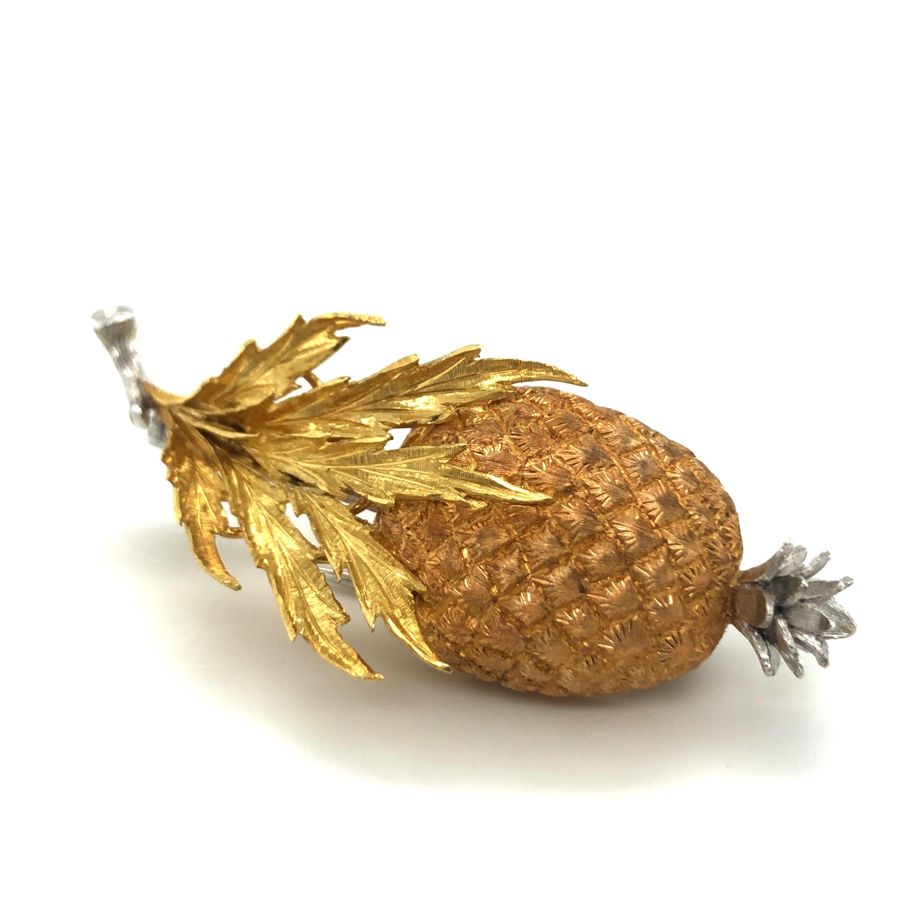 Summery Buccellati 18 karat white, yellow and rose gold pineapple brooch pin.
Decorative, original clip brooch depicting a richly detailed pineapple crafted in three different shades of gold. The brooch fastens with a double pin. It is light and