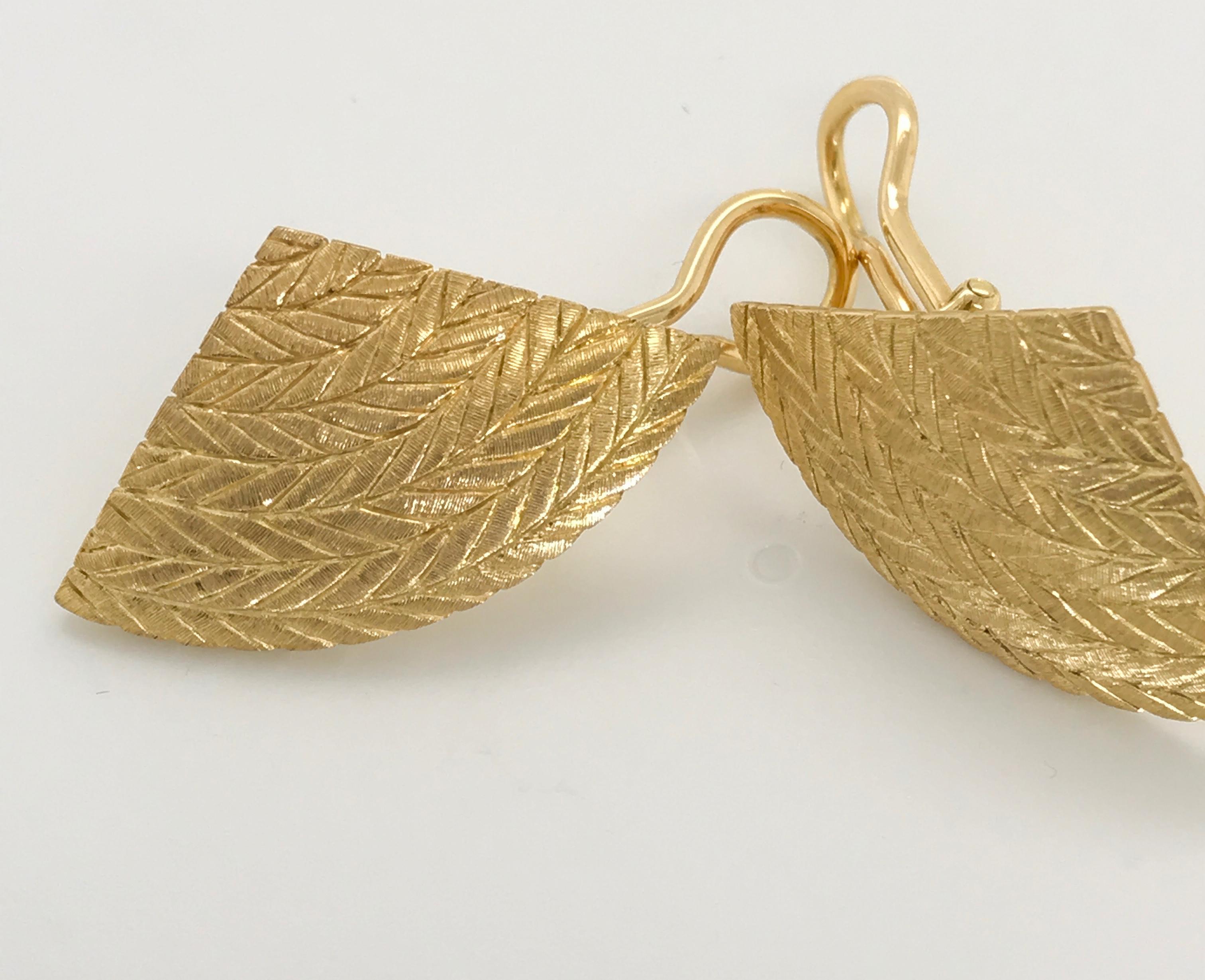 Such a timeless style, elegant and so sophisticated of course they're Buccellati. Impressive goldsmiths their craftsmanship is second to none and these earrings are no exception. Beautifully detailed engraving work to the front of these fan shaped