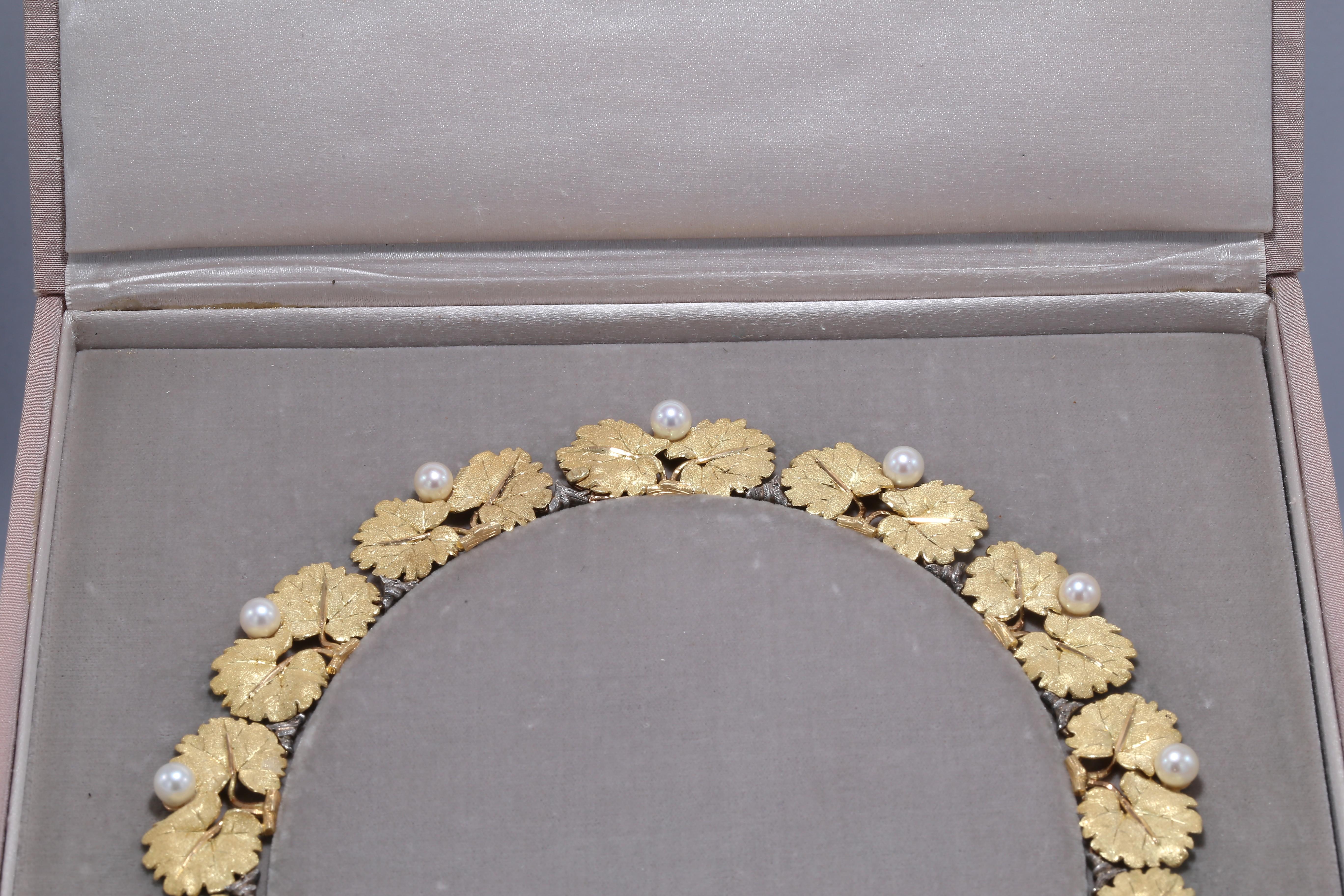 Buccellati 18 Karat Yellow Gold Leaf Necklace In Excellent Condition For Sale In Chestnut Hill, MA