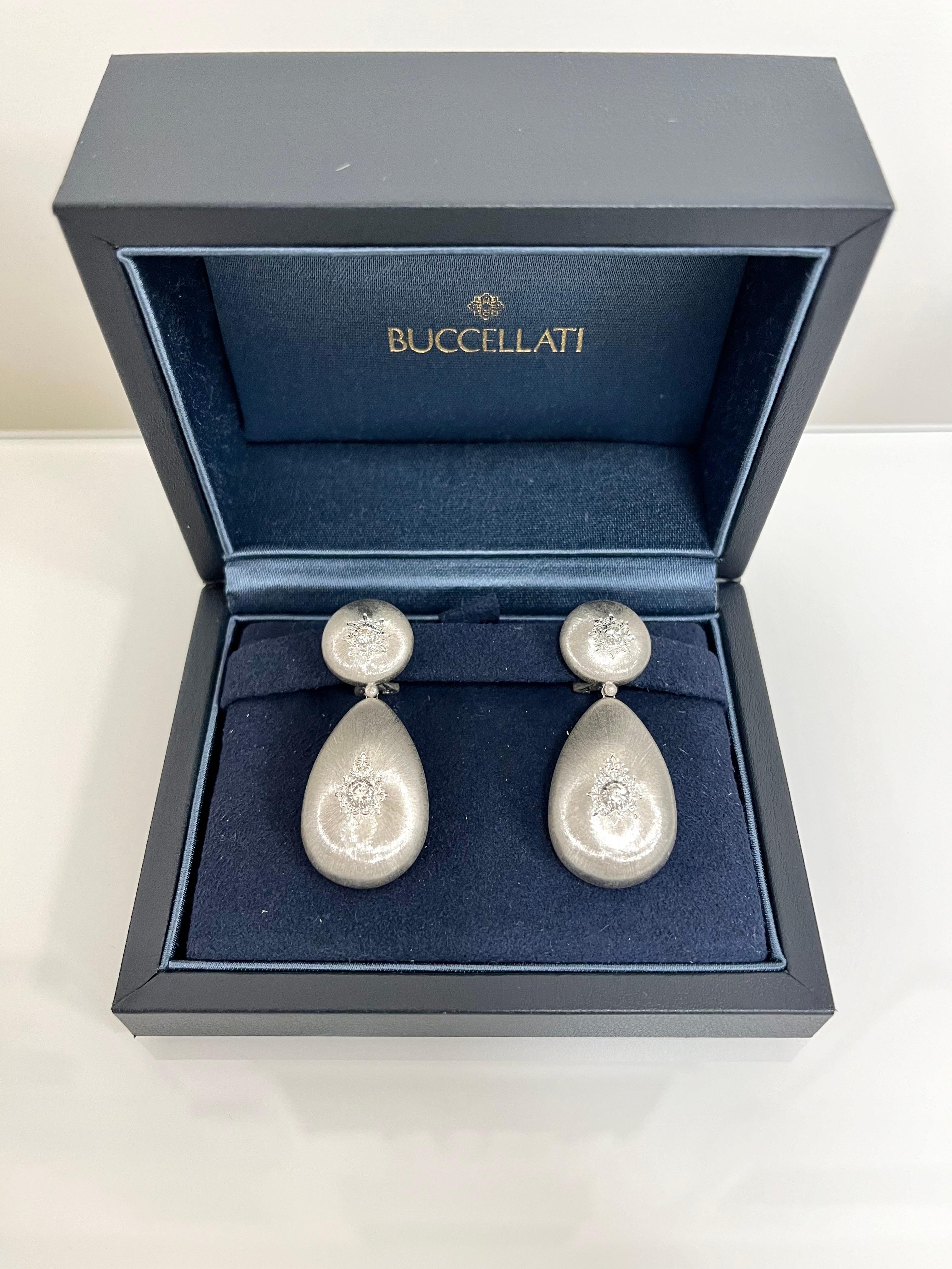 Orecchini in oro bianco 18 kt. con diamanti taglio brillante firmati da Buccellati.
Questi orecchini appartengono alla Collezione Macri di Buccellati.
Ispirato alla femminilità e alla sofisticata eleganza della figlia Maria Cristina, Gianmaria