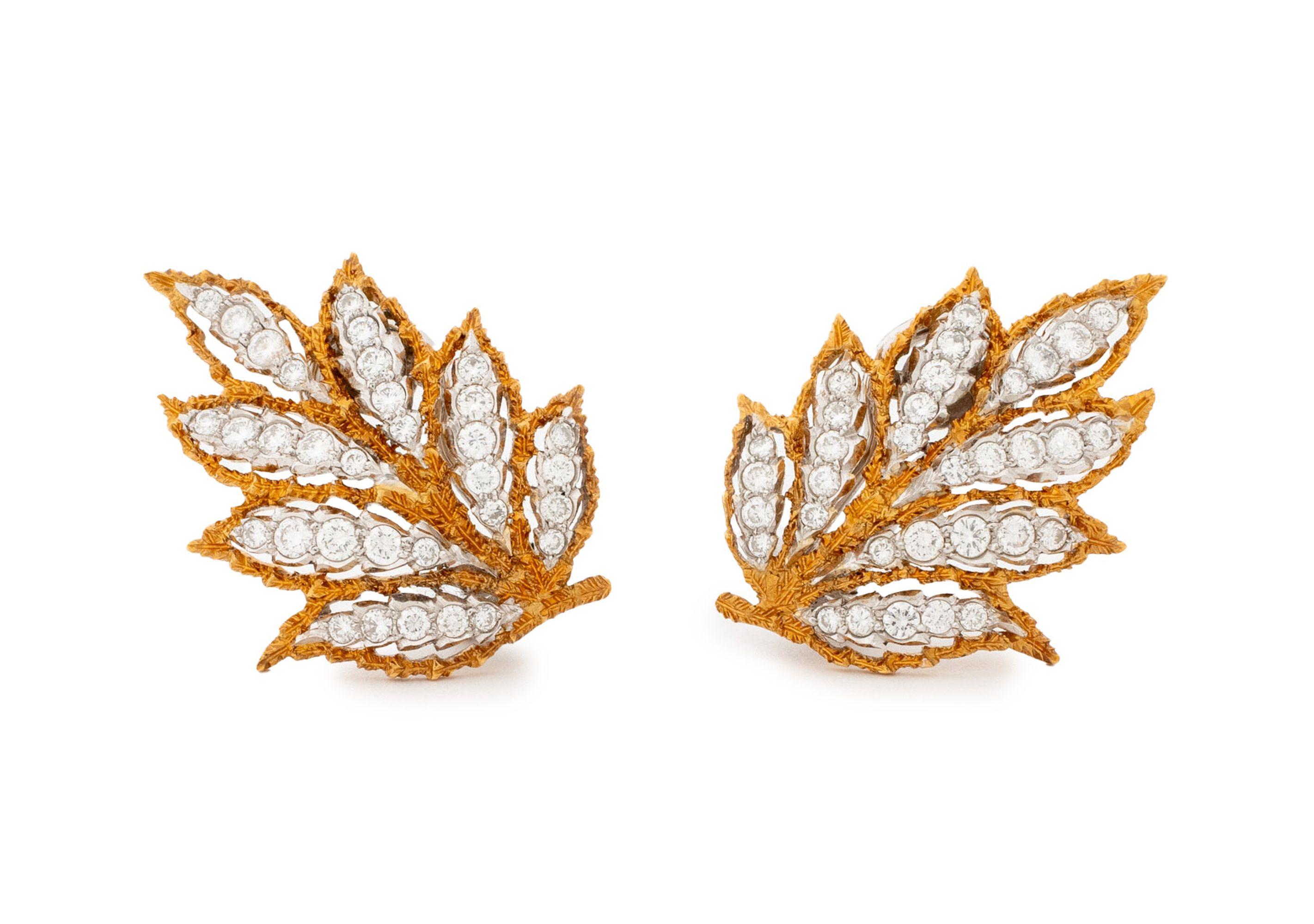 Pendientes Hoja de Diamantes Gianmaria Buccellati de oro amarillo y blanco de 18 quilates, diseñados como hojas de oro amarillo con textura y pulido brillante, adornadas con setenta diamantes redondos talla brillante engastados en oro blanco, con un