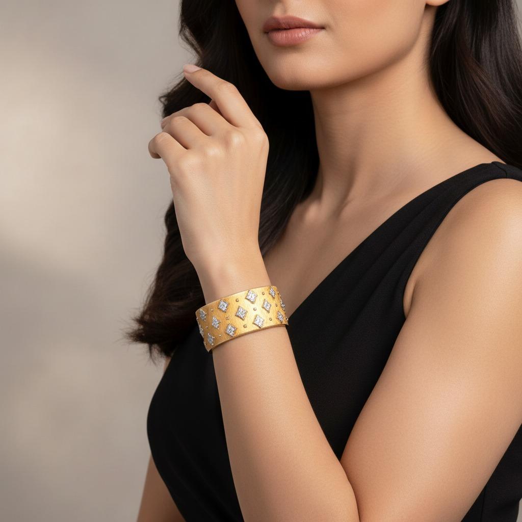 Bracelet en or 18 carats et diamants à plaque étoilée de Mario Buccellati, vers les années 1960

Magnifique création de Mario Buccellati datant des années 1960, cet exceptionnel bracelet-bracelet témoigne de la signature artistique et de l'élégance