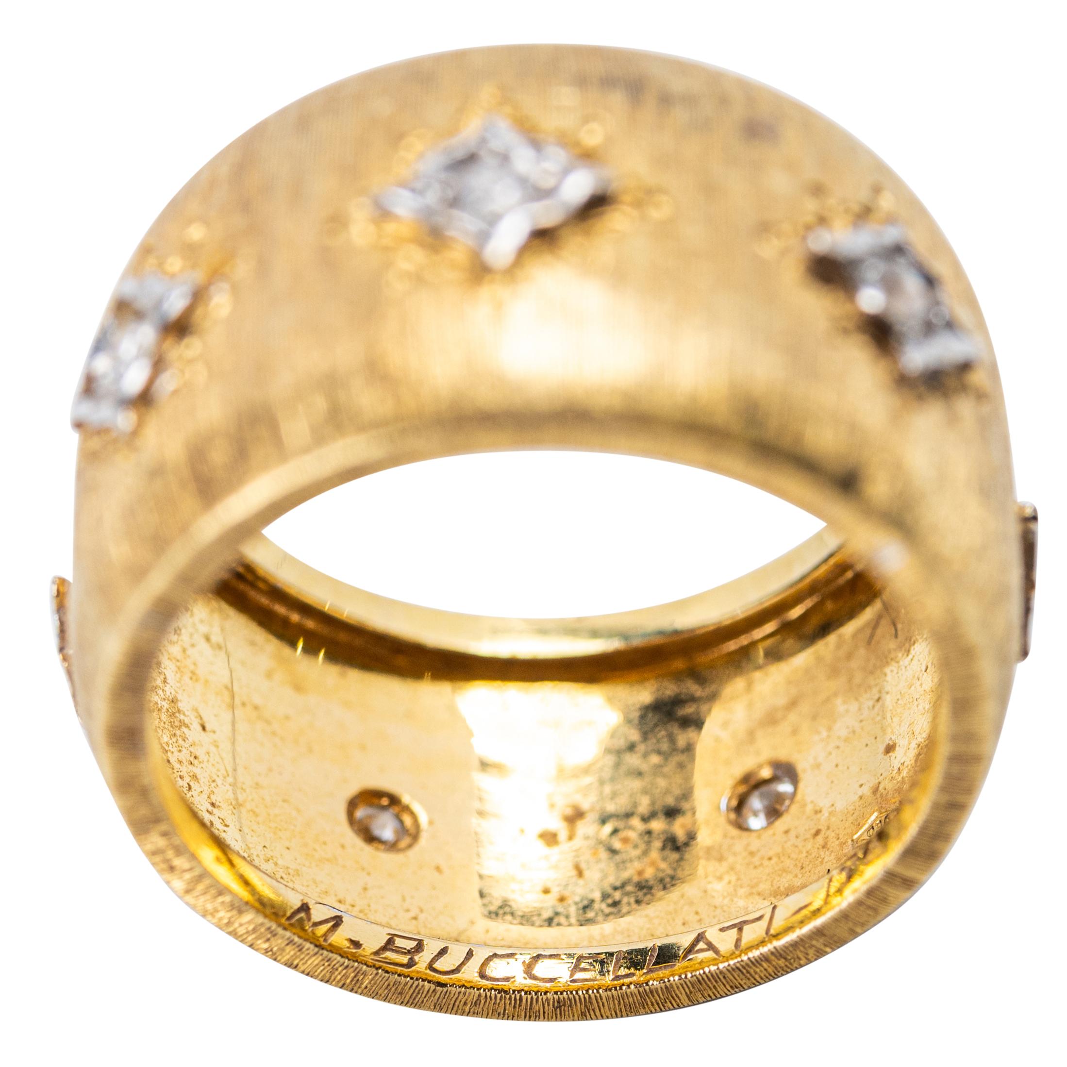 Anello a fascia larga in oro 18 carati e diamanti di Buccellati

Un magnifico anello firmato Buccellati che mostra l'inconfondibile maestria della casa in oro inciso a mano. La superficie rigata, riccamente strutturata, brilla di sette diamanti