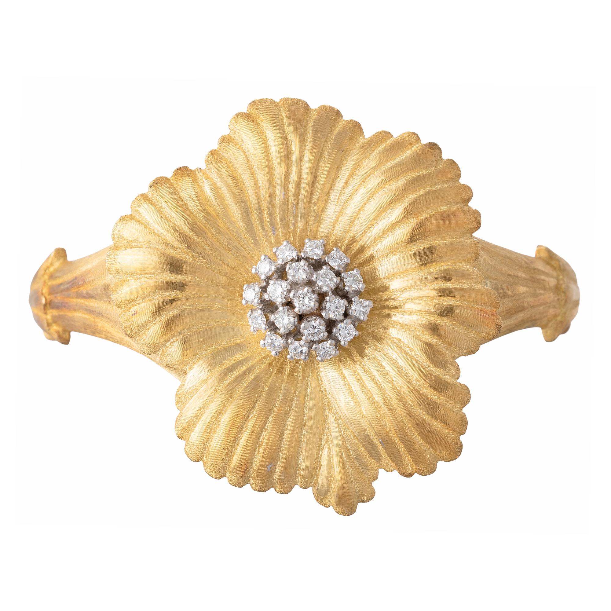 Le bracelet manchette de Buccellati, minutieusement réalisé à la main en or jaune 18 carats, présente un large motif floral proéminent centré sur une grappe de diamants ronds de taille brillant. Dix-neuf diamants ronds de taille brillant pesant