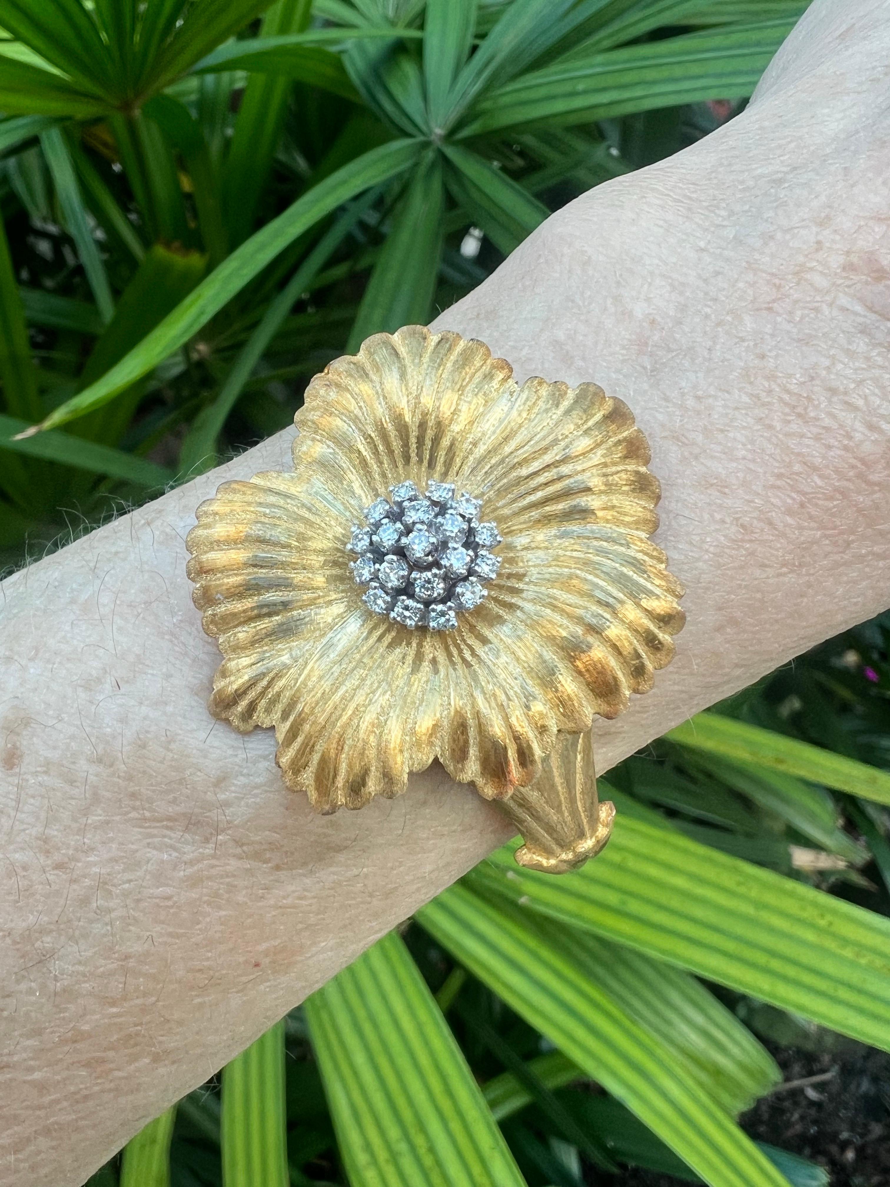 Buccellati - Bracelet manchette en or 18k avec fleurs et diamants en vente 3