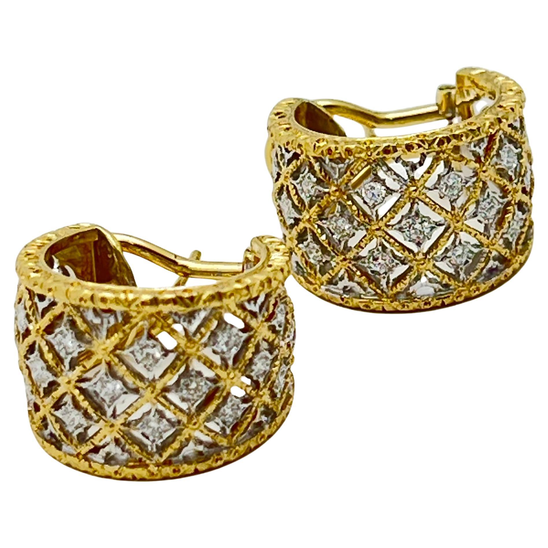 Orecchini a cerchio in oro giallo e bianco 18 carati con diamante di Buccellati.  Il centro con design a taglio aperto presenta 38 diamanti a taglio pieno per un totale di 0,76 carati incastonati in un motivo a traliccio in oro giallo e bianco.  Il
