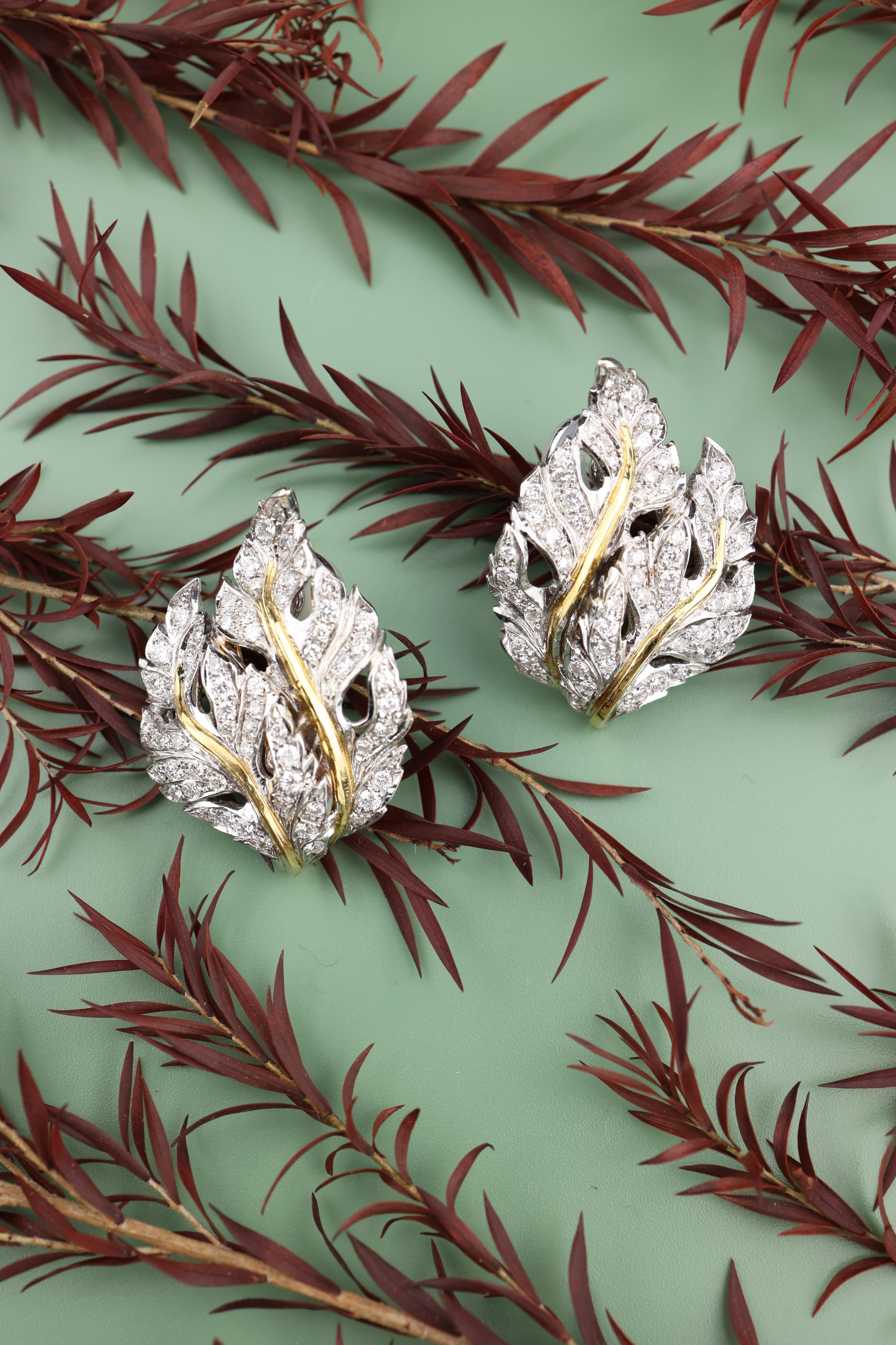 Buccellati, 18K Gold Diamond Leaf Earrings For Sale 1