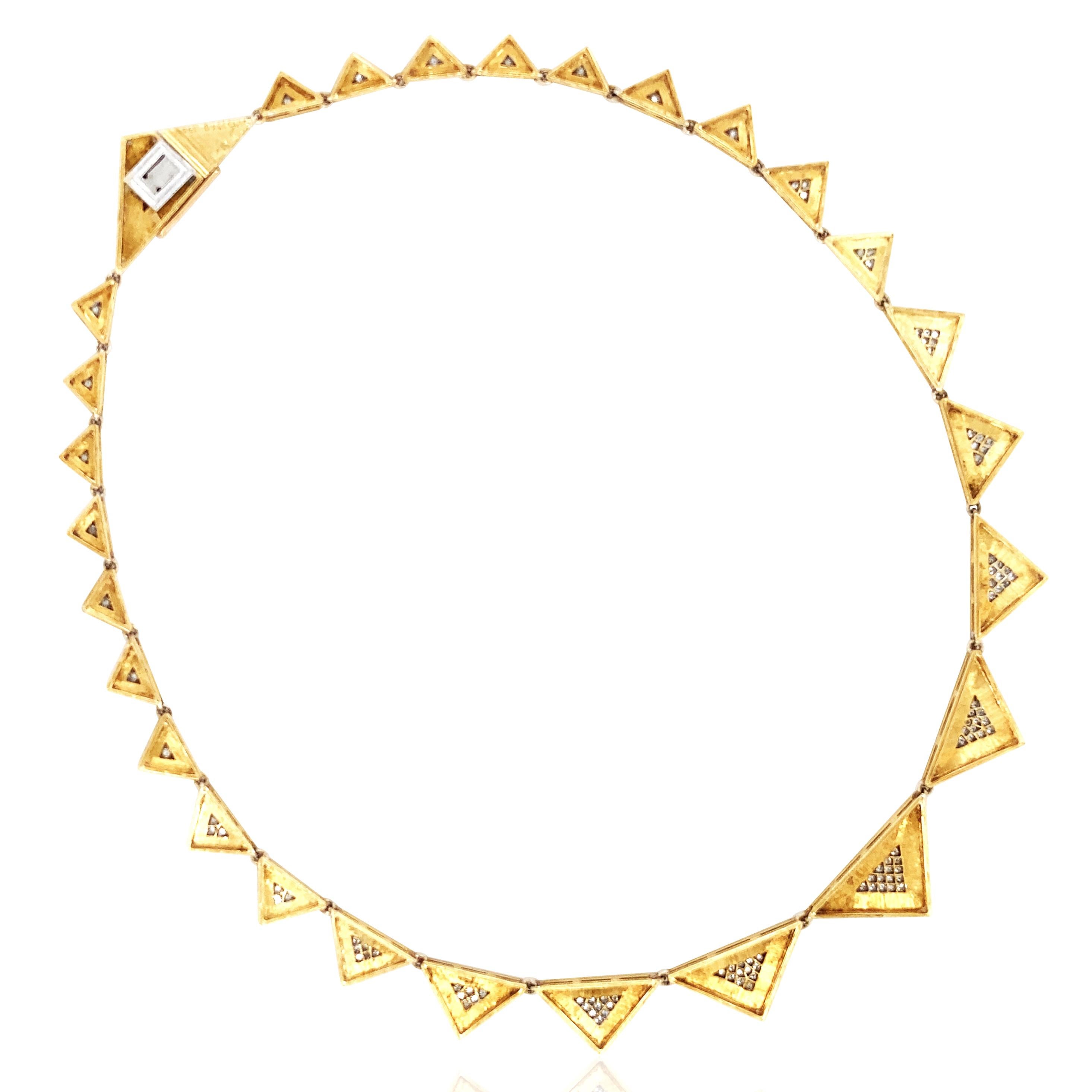 Questa collana Buccellati è un pezzo davvero squisito, caratterizzato da un design a totem triangolare sfumato che emana un fascino esotico e un'allure artistica unica. Ogni dettaglio è realizzato con squisite incisioni in oro, completate da circa