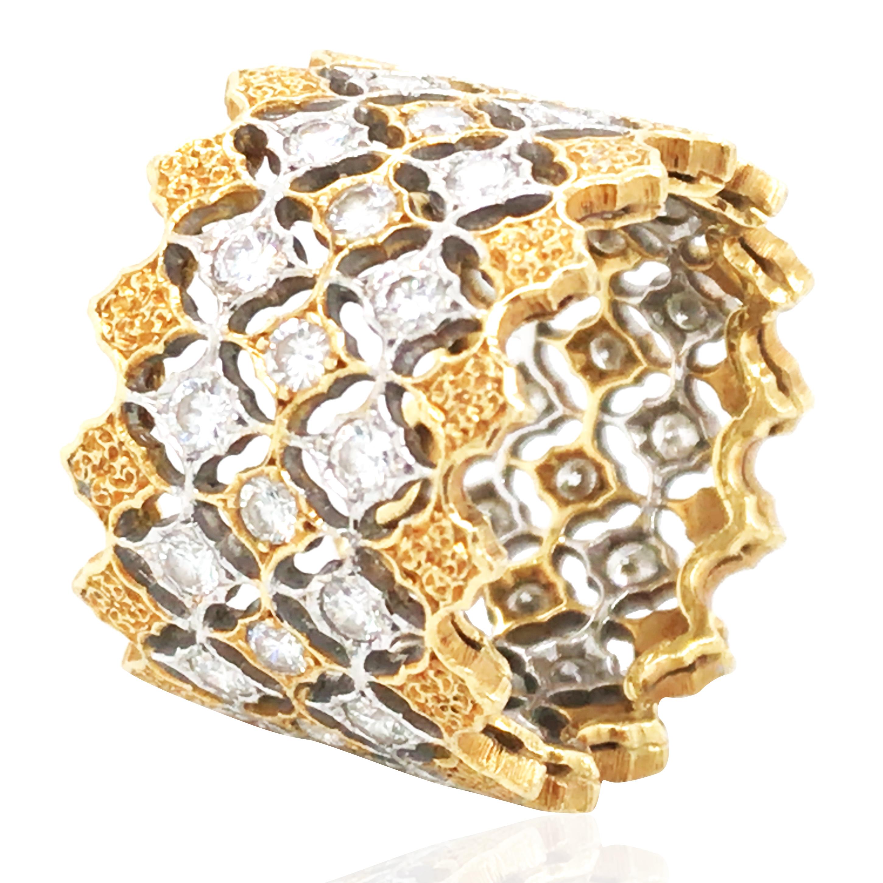 Questo anello Buccellati è caratterizzato da uno splendido pizzo in filigrana d'oro 18 carati bicolore, che combina un'intricata lavorazione artigianale con uno stile elegante. L'anello è incastonato con circa 1,2 carati di diamanti, che irradiano