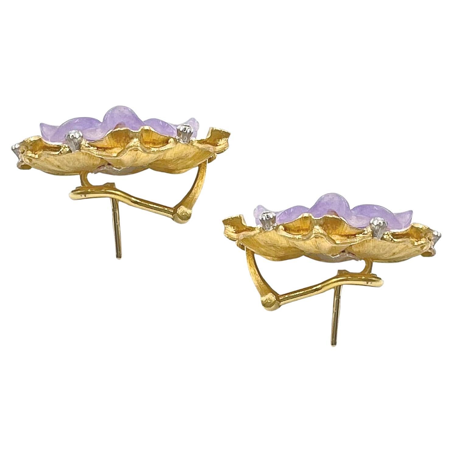 Buccellati flower earrings in 18k yellow gold, featuring a carved lavender jade flower centering a cluster of round brilliant-cut diamonds, nestled within an 18k yellow gold floral frame with small round brilliant-cut diamond accents ringing the