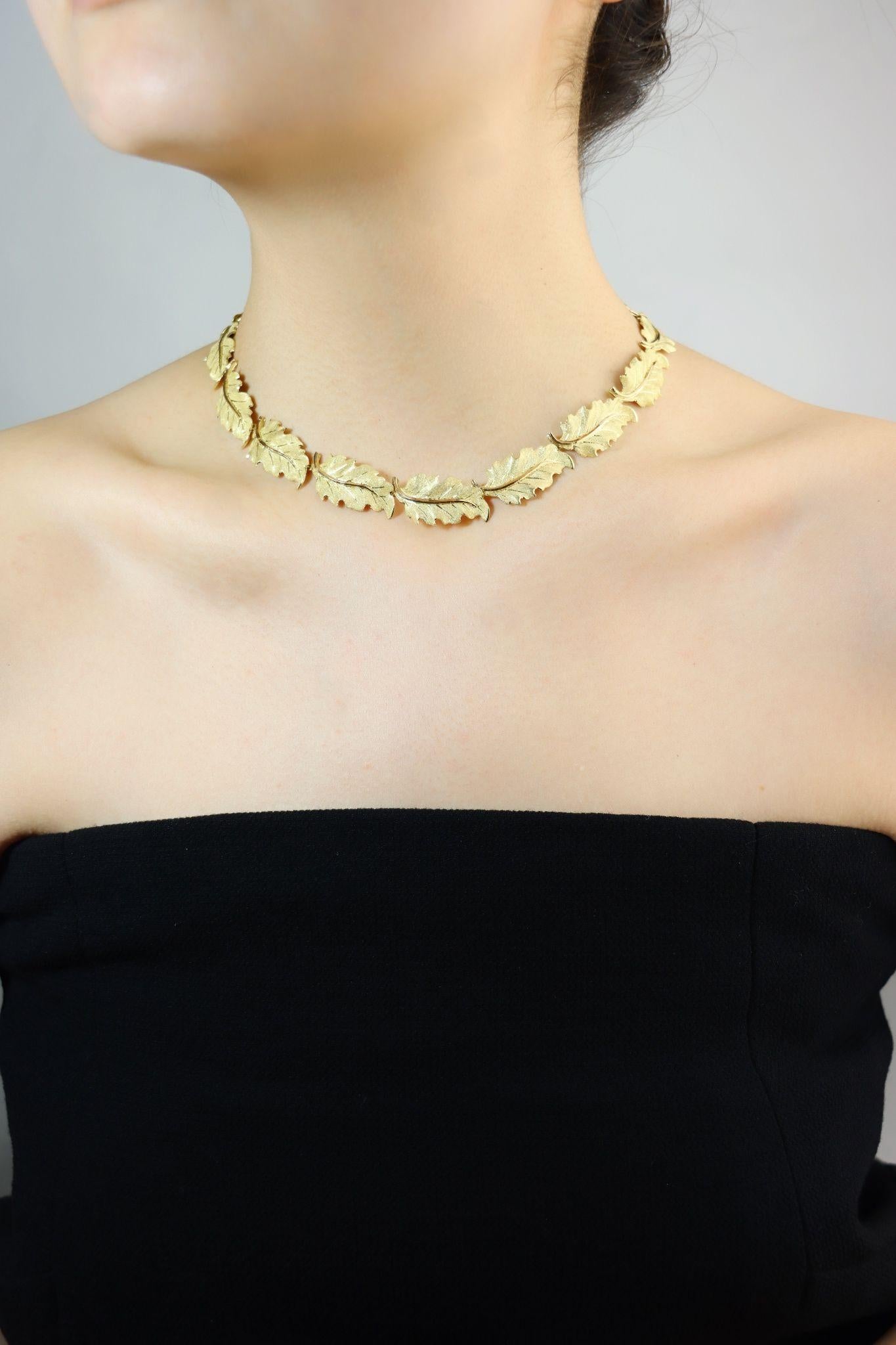 Buccellati 18K Gold Leaf Motif Necklace

Marked:
M.Buccellati

Approximate Dimensions:
39.5 cm (Length) 
1.5 cm (Width)
49.5 grams in weight.