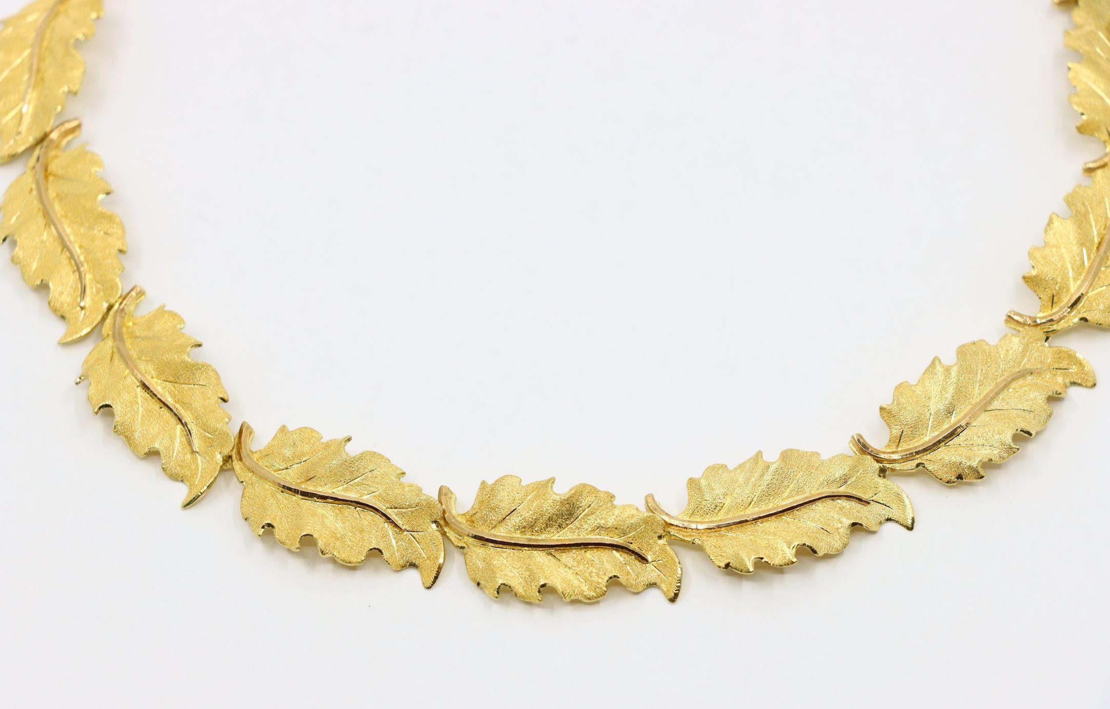 Buccellati 18K Gold Leaf Motif Necklace In Good Condition In Flushing, NY