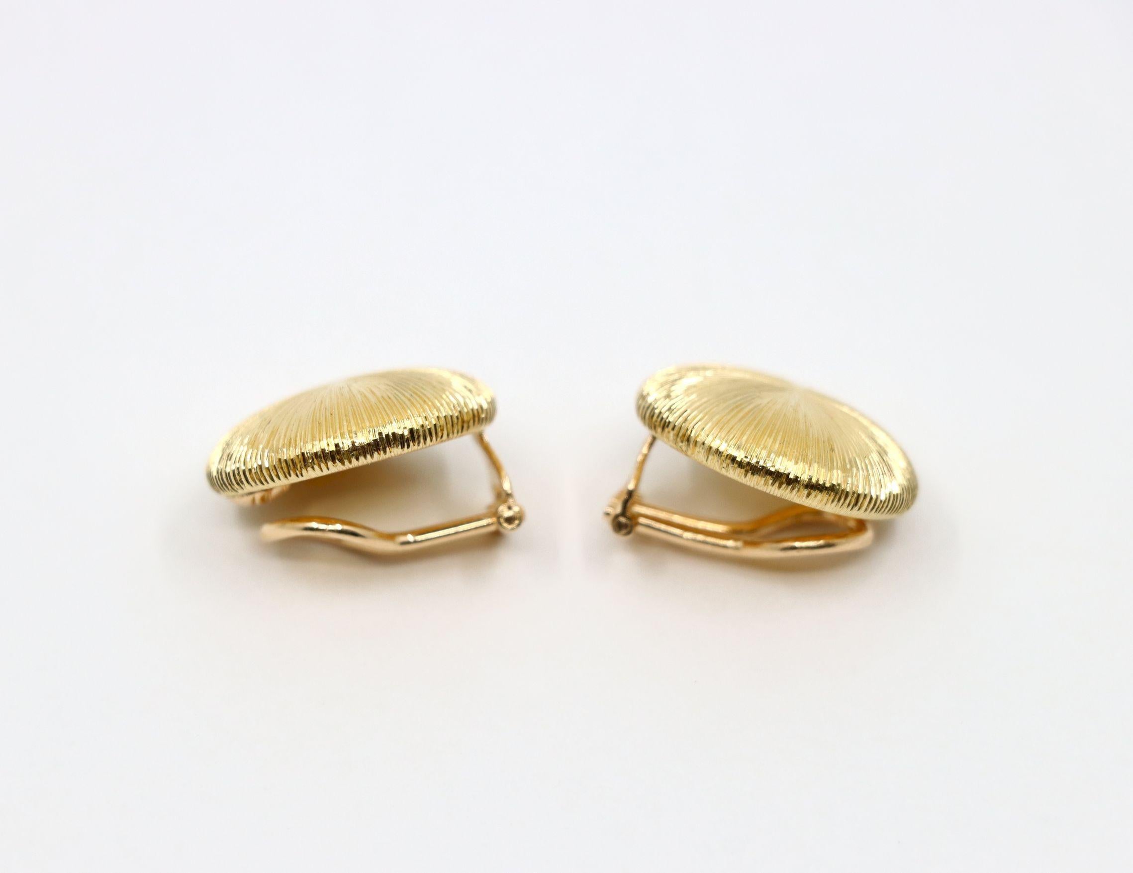 Pendientes de botón de oro satinado Rigato de 18 quilates Buccellati en venta 7