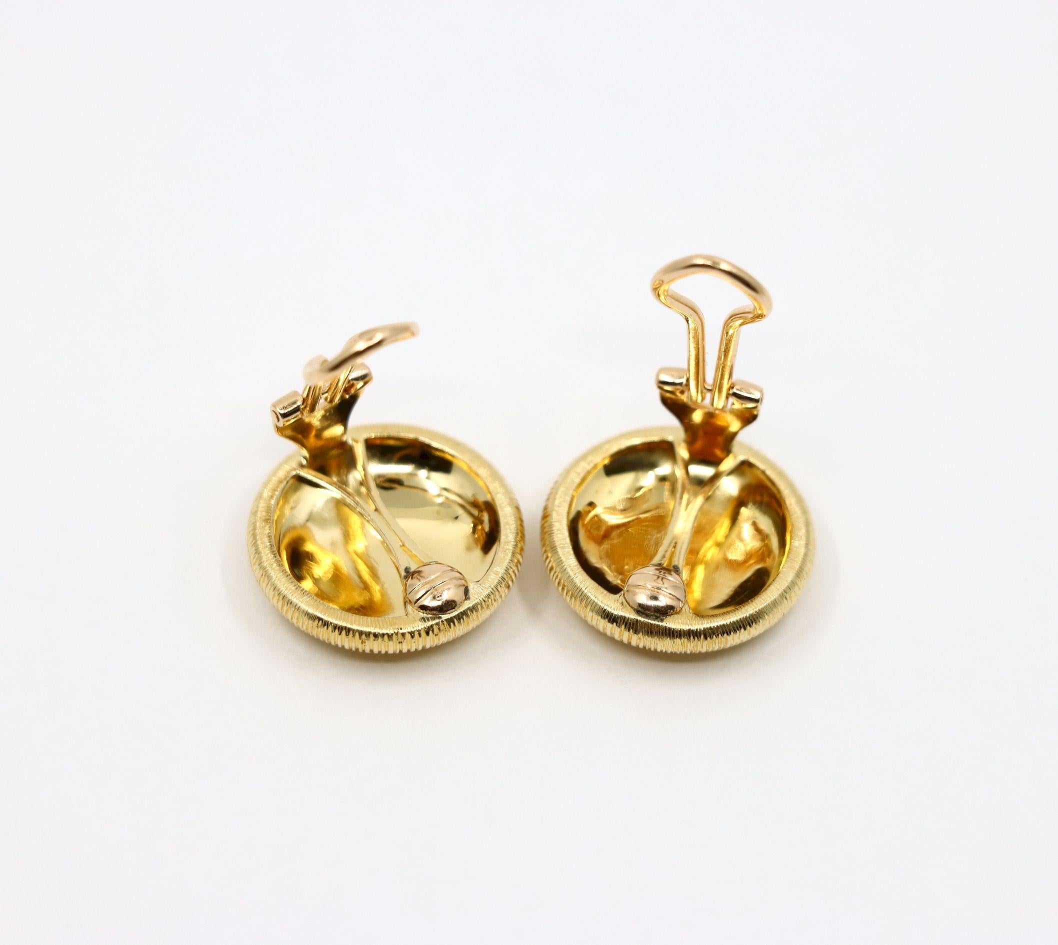 Pendientes de botón de oro satinado Rigato de 18 quilates Buccellati en venta 9