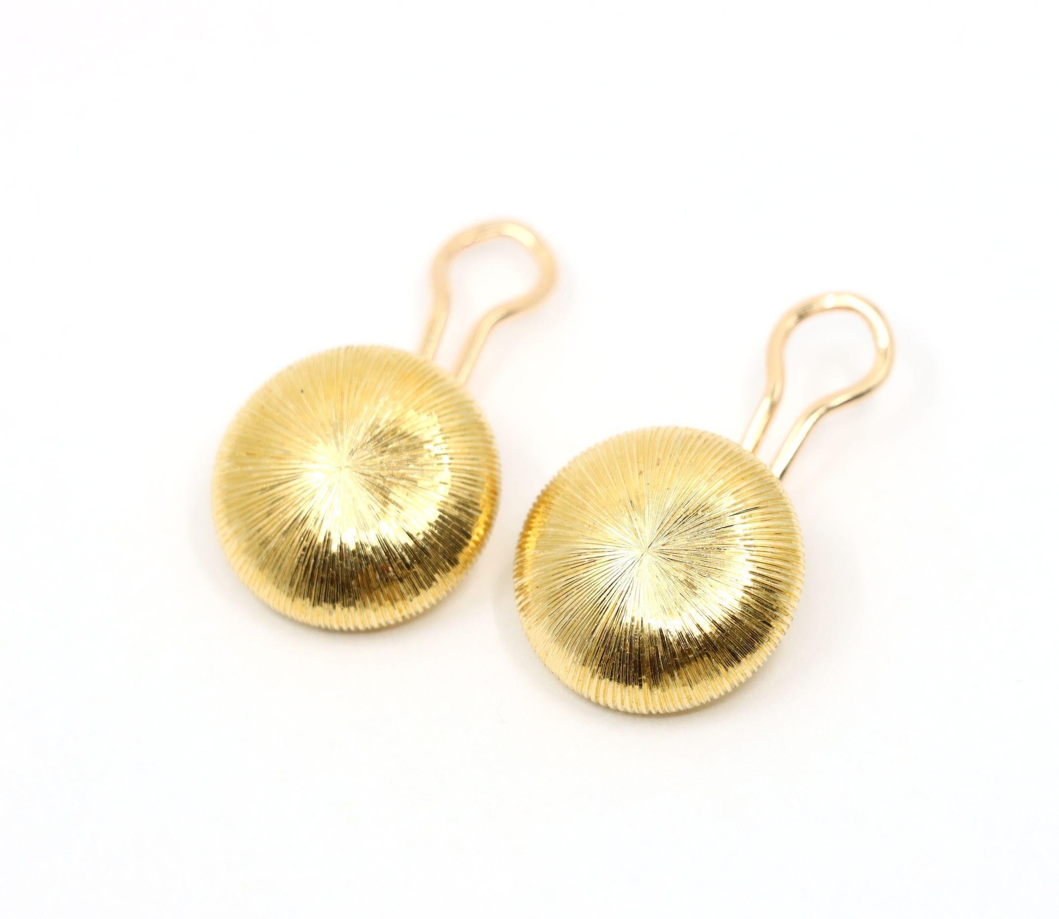 Pendientes de botón de oro satinado Rigato de 18 quilates Buccellati en venta 10