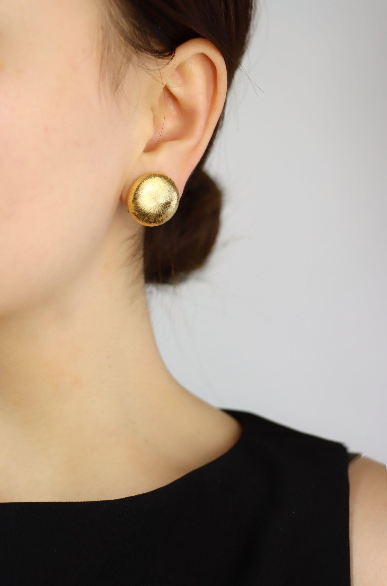 Pendientes de botón de oro satinado Rigato de 18 quilates Buccellati

Marcado:
Buccellati
750

Dimensiones aproximadas:
2 cm (Diámetro)
13,3 gramos de peso.

** Los diamantes y las piedras de color se miden hasta donde lo permiten las monturas, ya