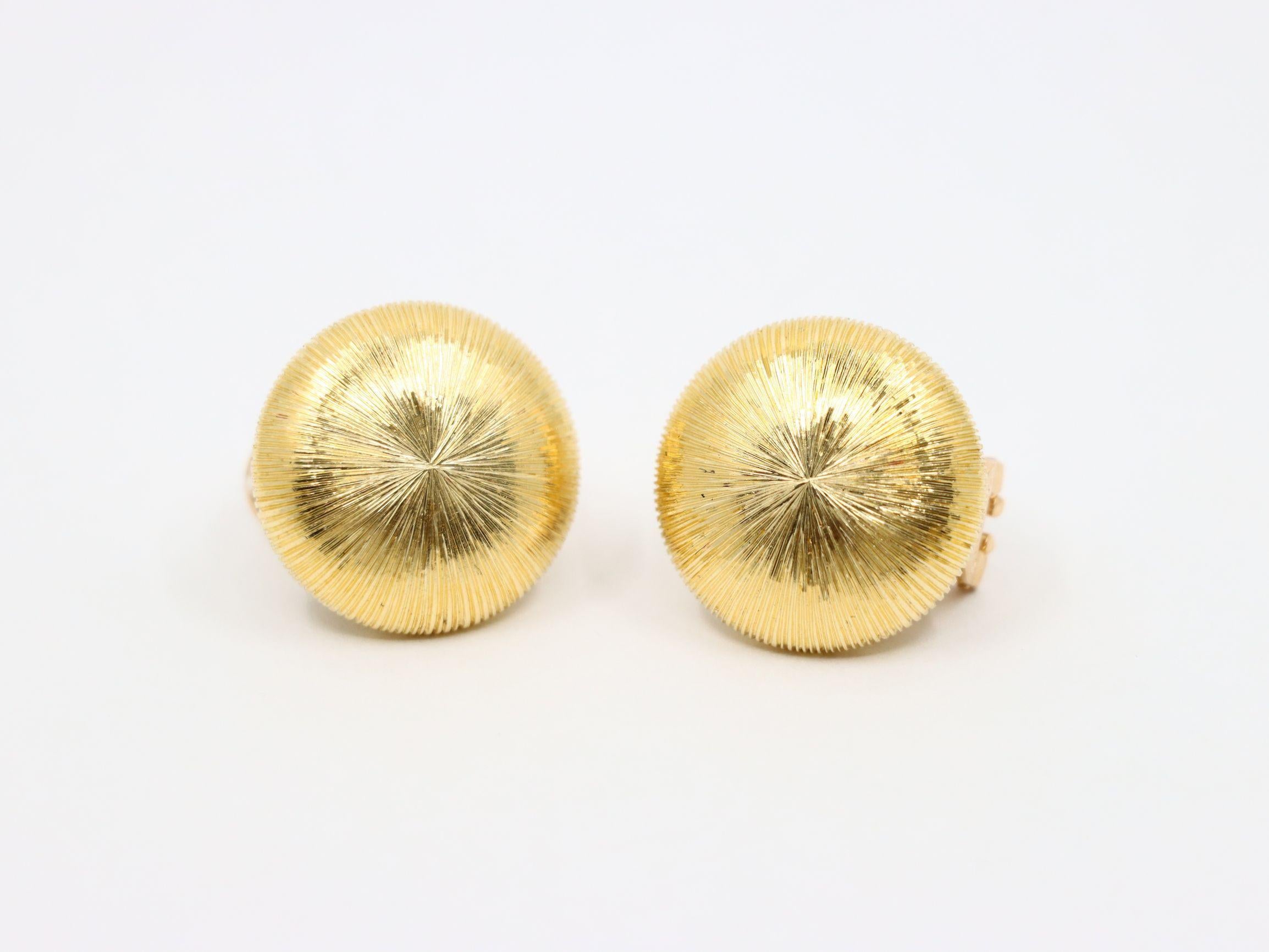 Pendientes de botón de oro satinado Rigato de 18 quilates Buccellati en Bueno estado para la venta en Flushing, NY