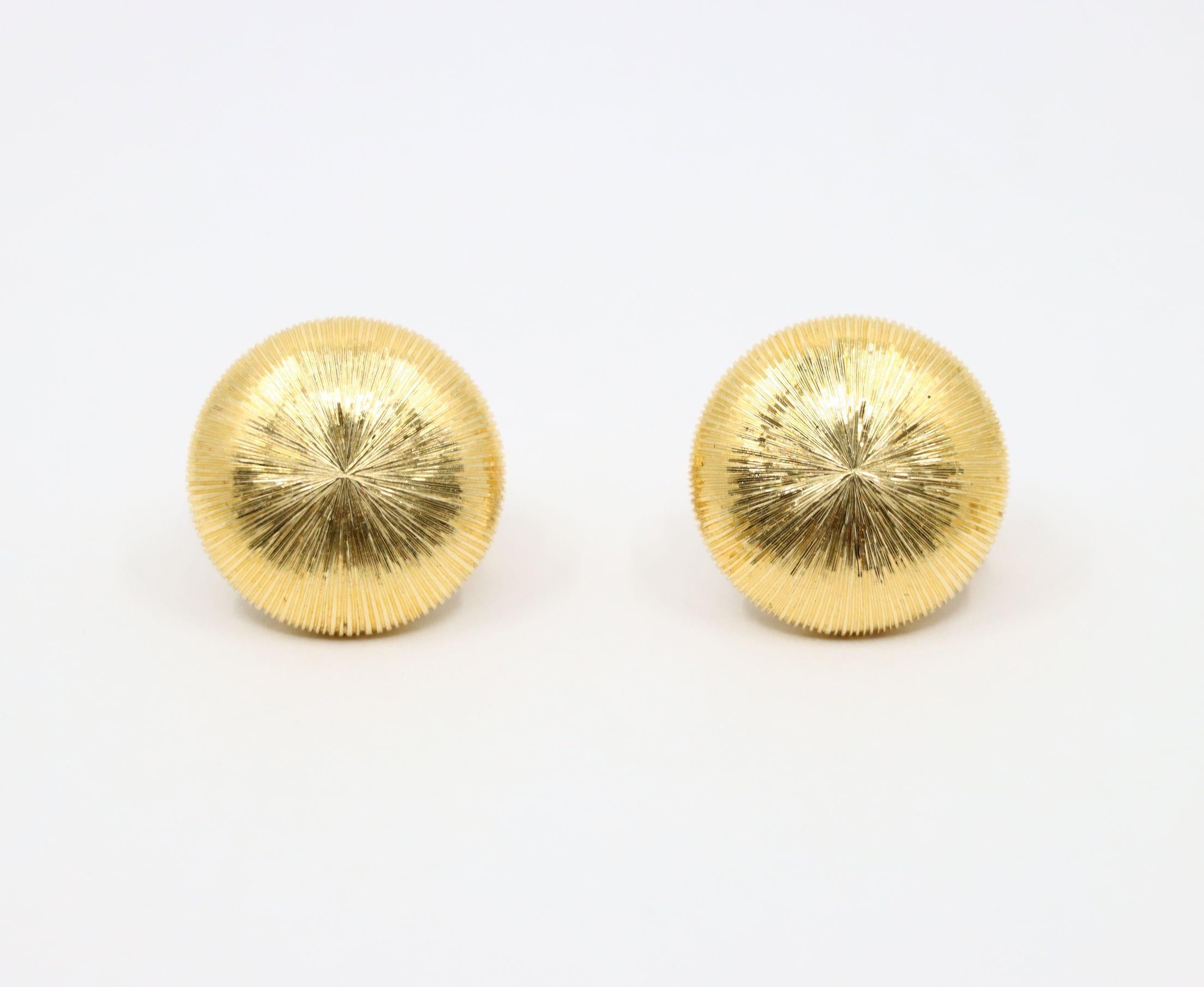 De las mujeres Pendientes de botón de oro satinado Rigato de 18 quilates Buccellati en venta