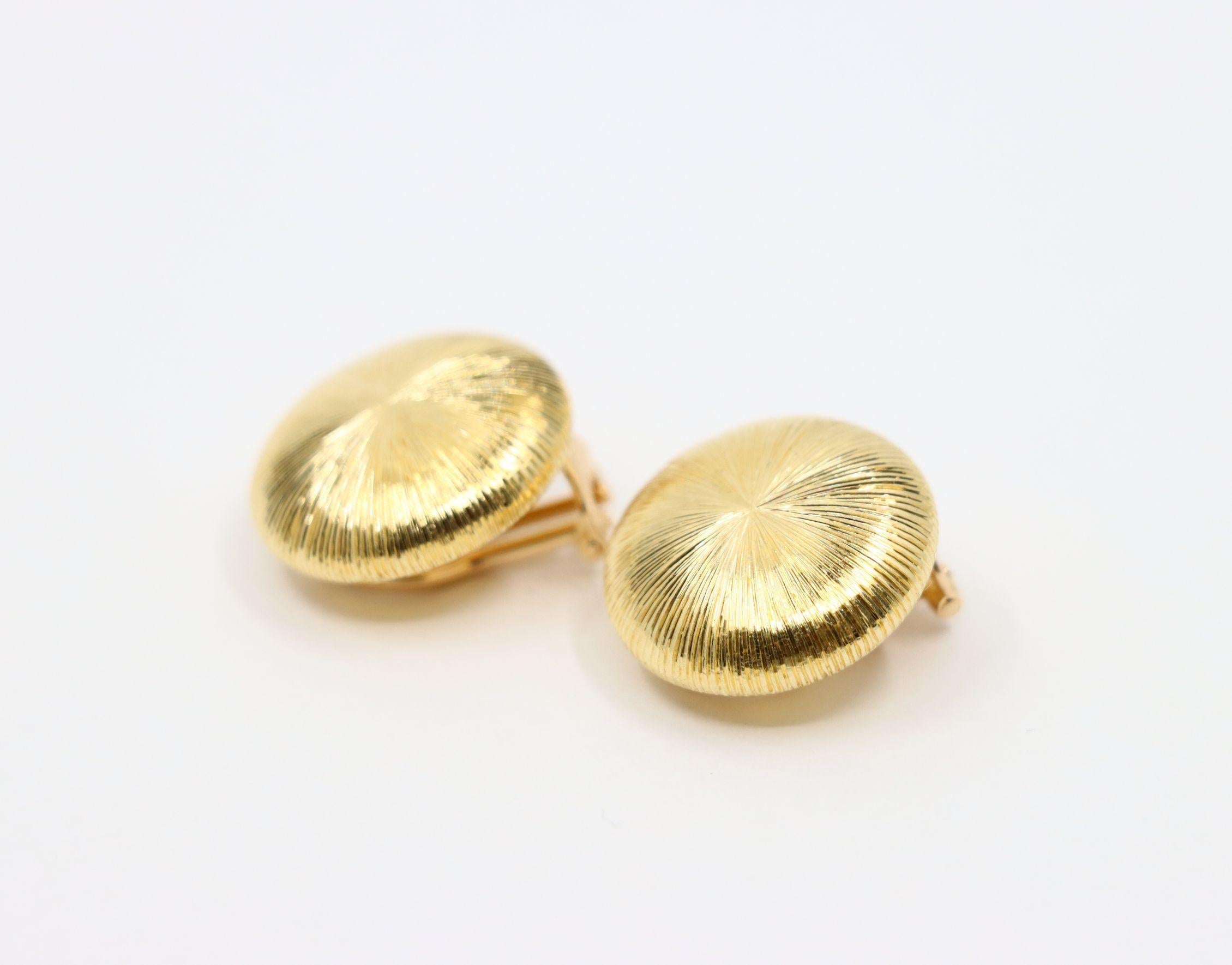 Pendientes de botón de oro satinado Rigato de 18 quilates Buccellati en venta 2