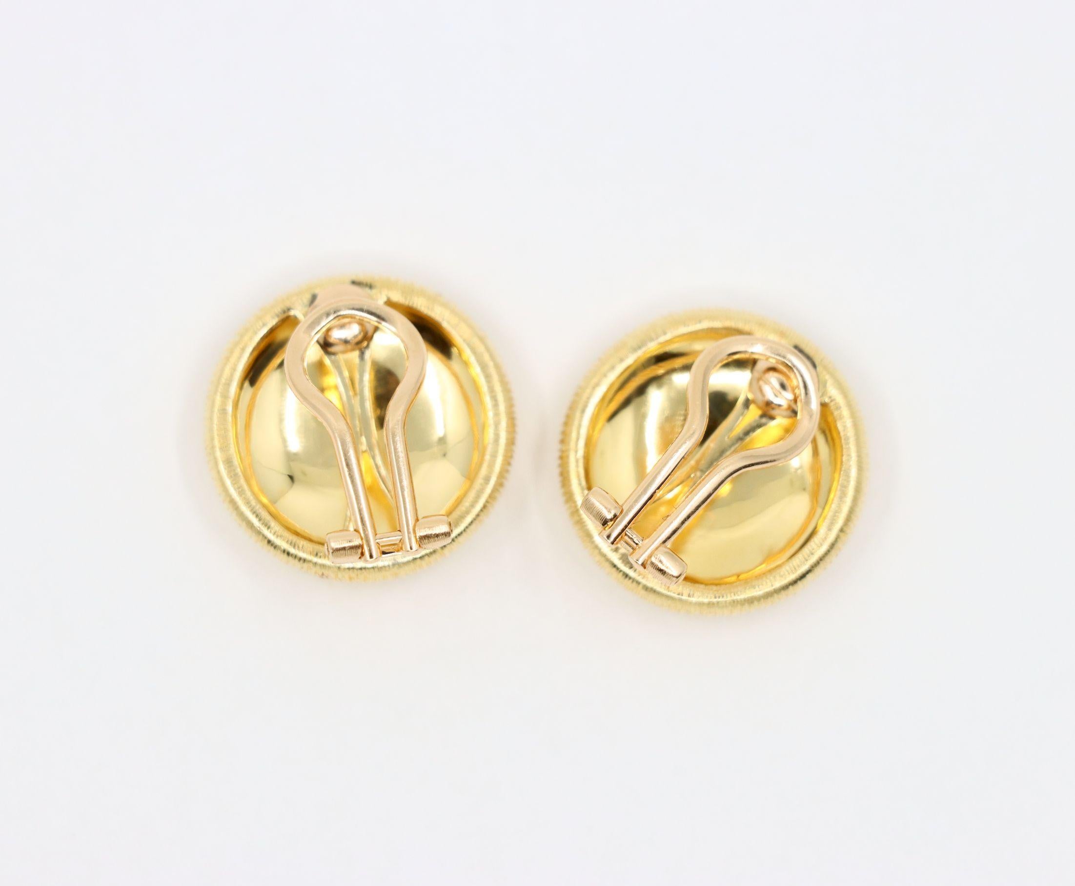 Pendientes de botón de oro satinado Rigato de 18 quilates Buccellati en venta 4