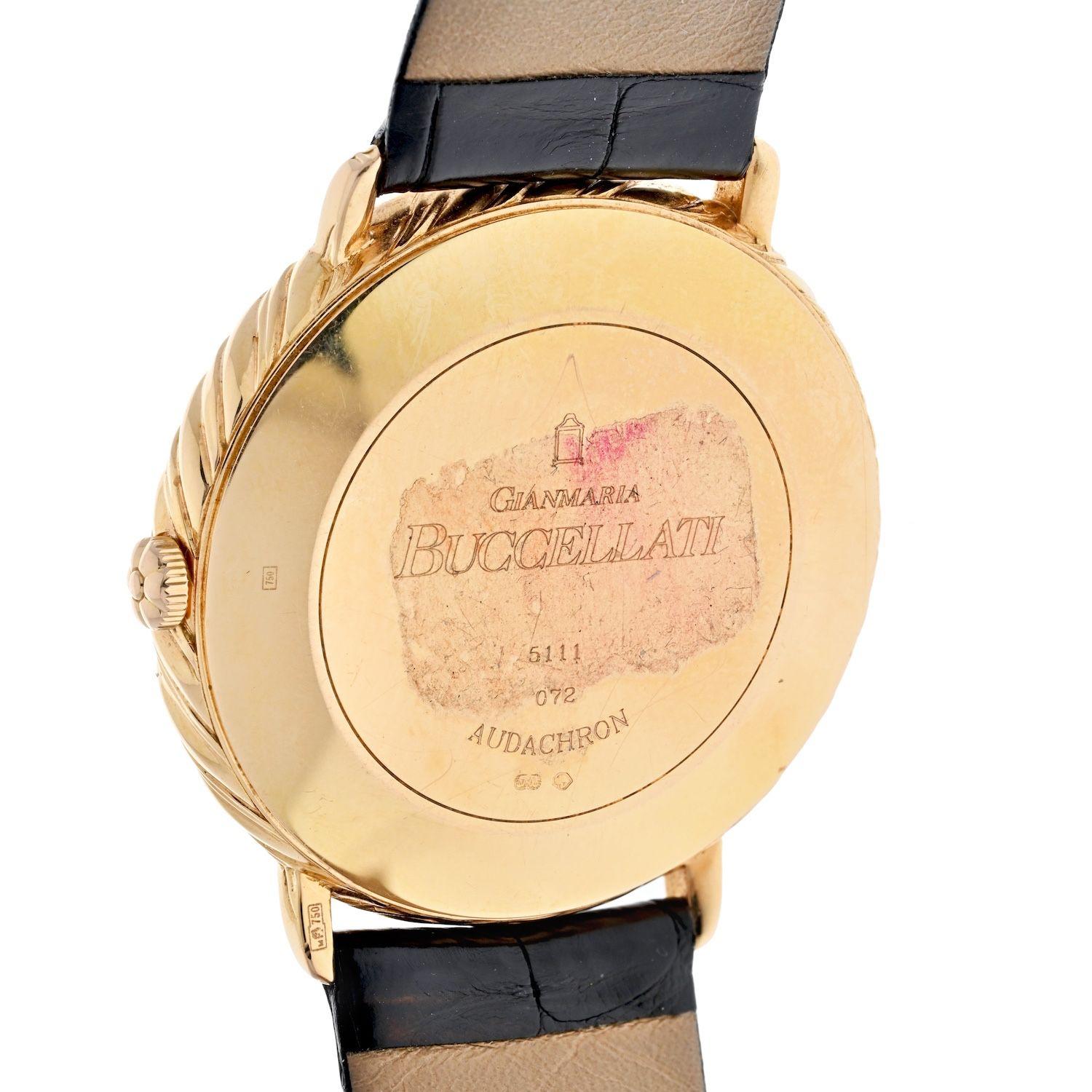 Dies ist eine 38 mm Buccellati Audachron aus 18 Karat Roségold. Die Audachron verfügt über ein goldfarbenes, strukturiertes Zifferblatt mit schwarzen römischen Zahlen und einem Datum. Es erinnert an ein Rouletterad. Der Fall bleibt in fast
