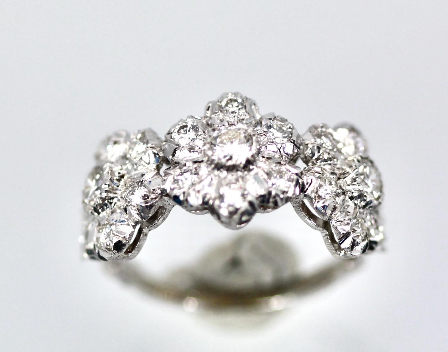 Buccellati 18K White gold Diamond 3 Blossom Ring For Sale 5
