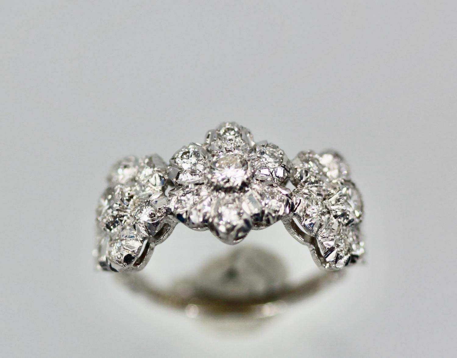 Dieser Ring von Buccellati ist einzigartig und etwas ganz Besonderes.
Ich habe gesucht und kann diesen Ring nur in Sterlingsilber finden.  Er ist mit Buccellati signiert und ist komplett mit Diamanten besetzt.  Ich finde, dass dies ein perfekter
