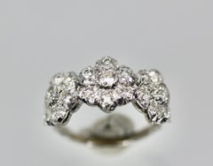 Anello 3 Fiori con Diamante in oro bianco 18 carati di Buccellati