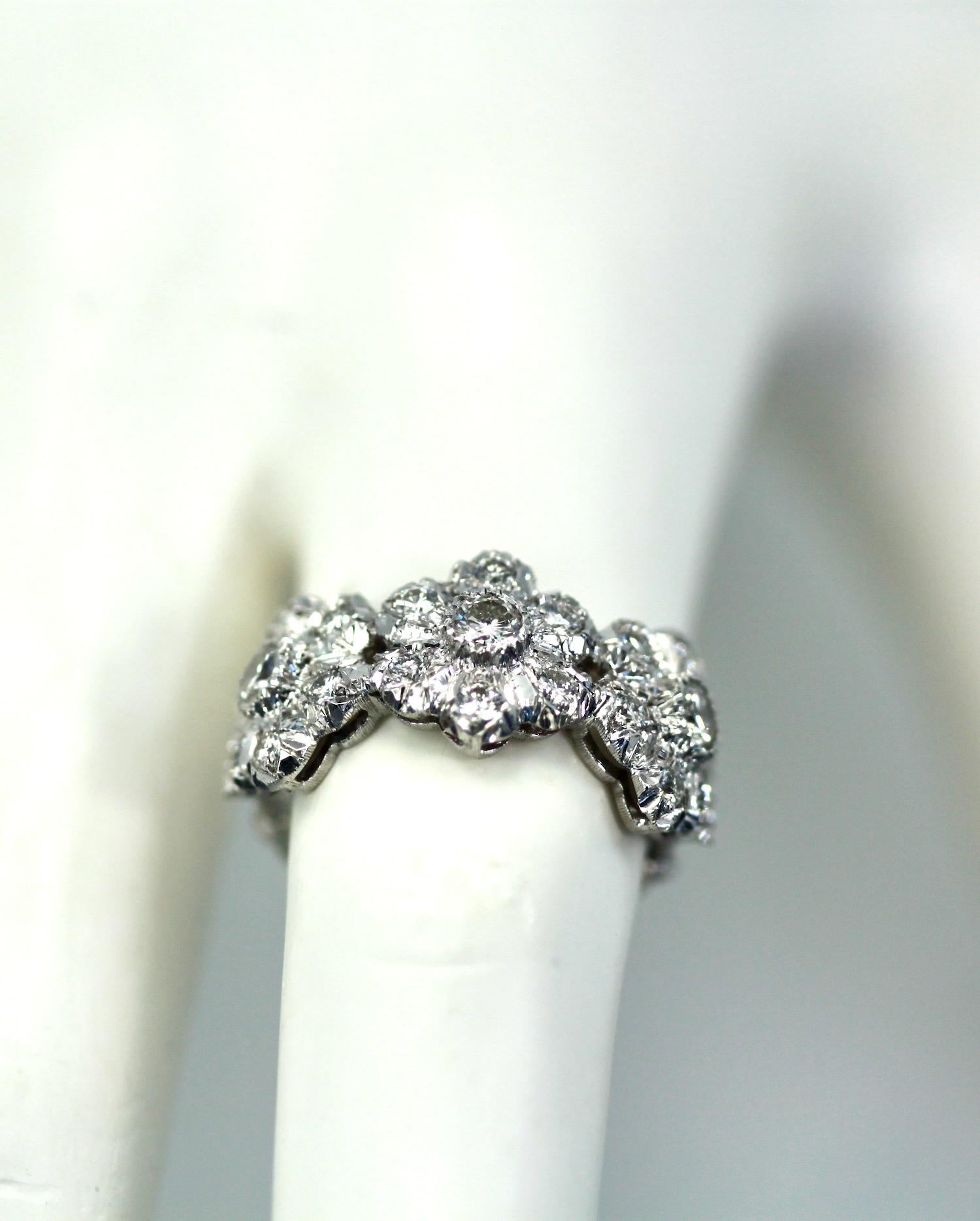Women's or Men's Buccellati 18K White gold Diamond 3 Blossom Ring For Sale