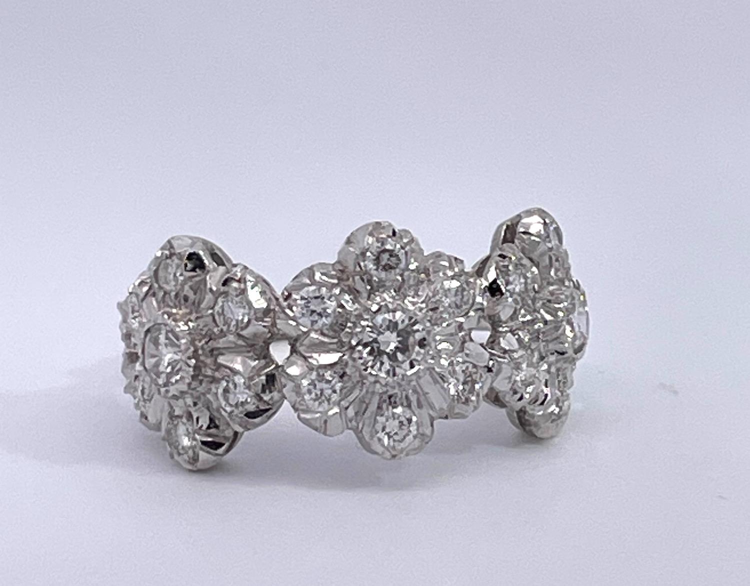 Buccellati, bague 3 fleurs en or blanc 18 carats avec diamants en vente 1